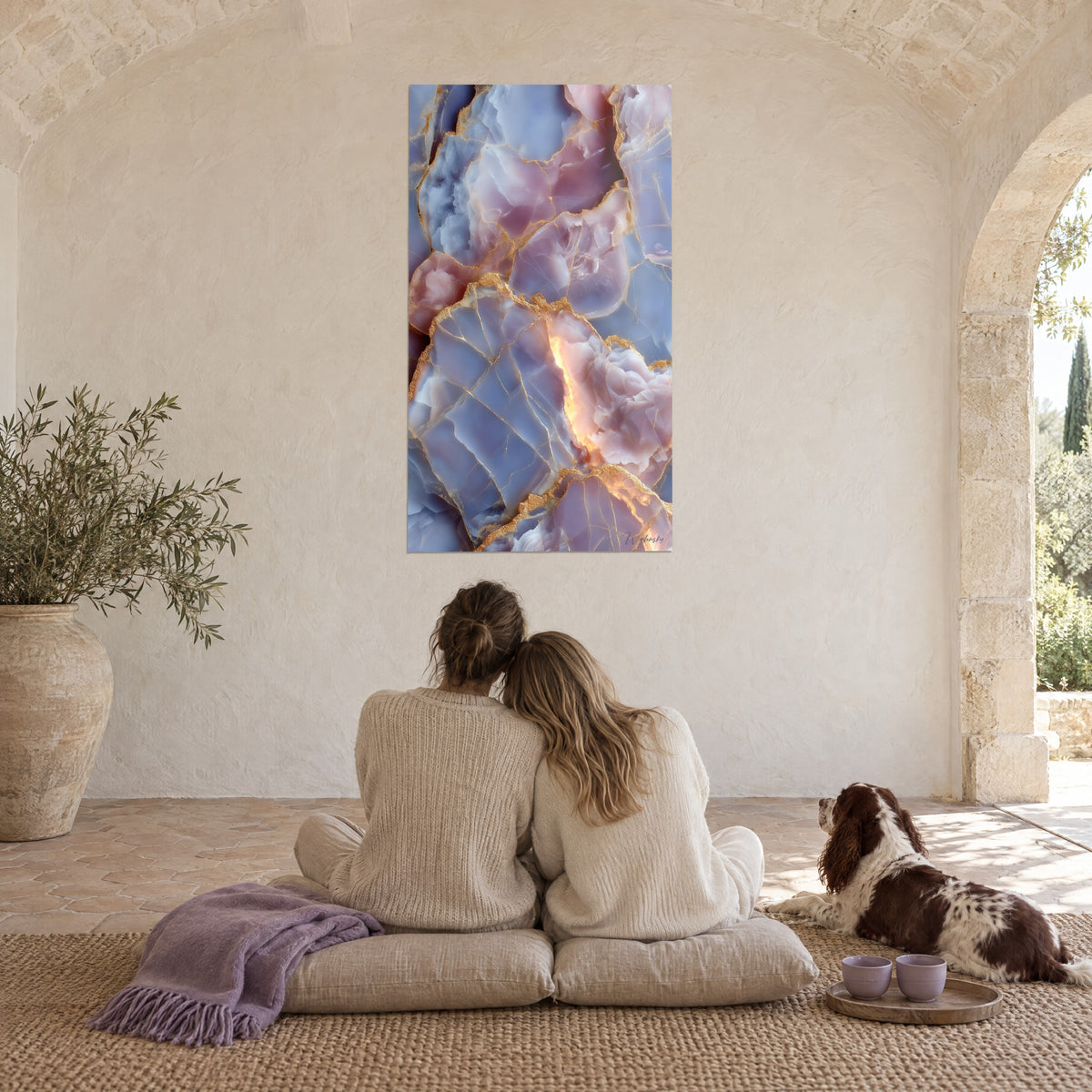Gemälde abstrakte Geode in zartem Violett und Gold, betrachtet von einem Paar von hinten und einem Spaniel auf Kissen, provenzalisches Landhaus