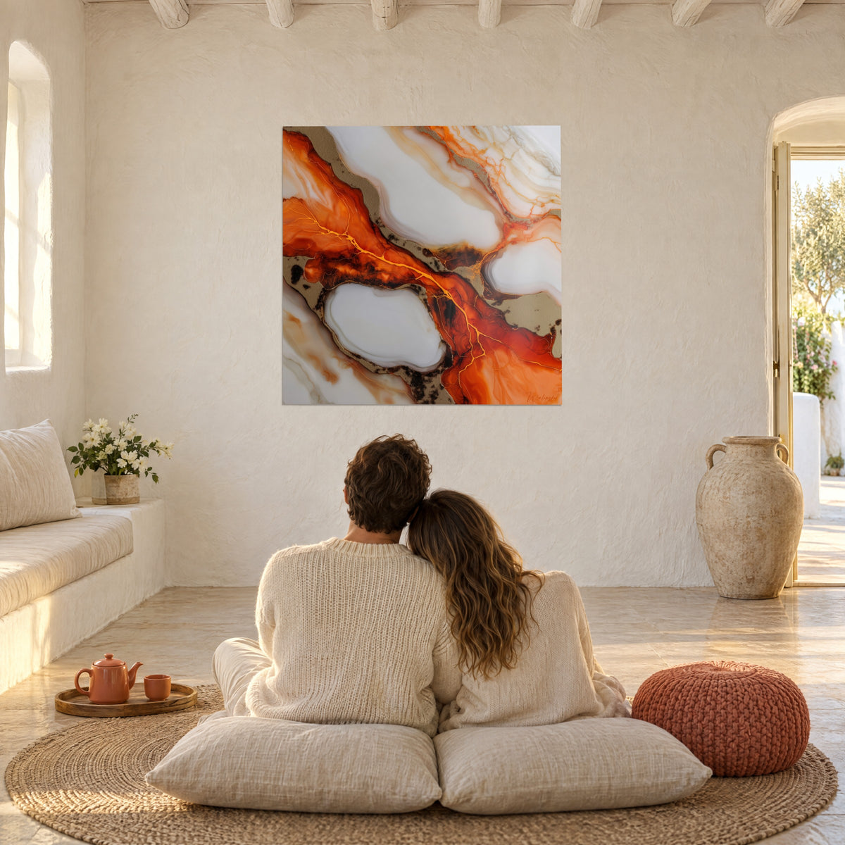 Schilderij met oranje en ivoorkleurige onyx doorkruist door fijne gouden aders, stel van achteren omhelsd op witte kussens, heldere woonkamer met gewelf