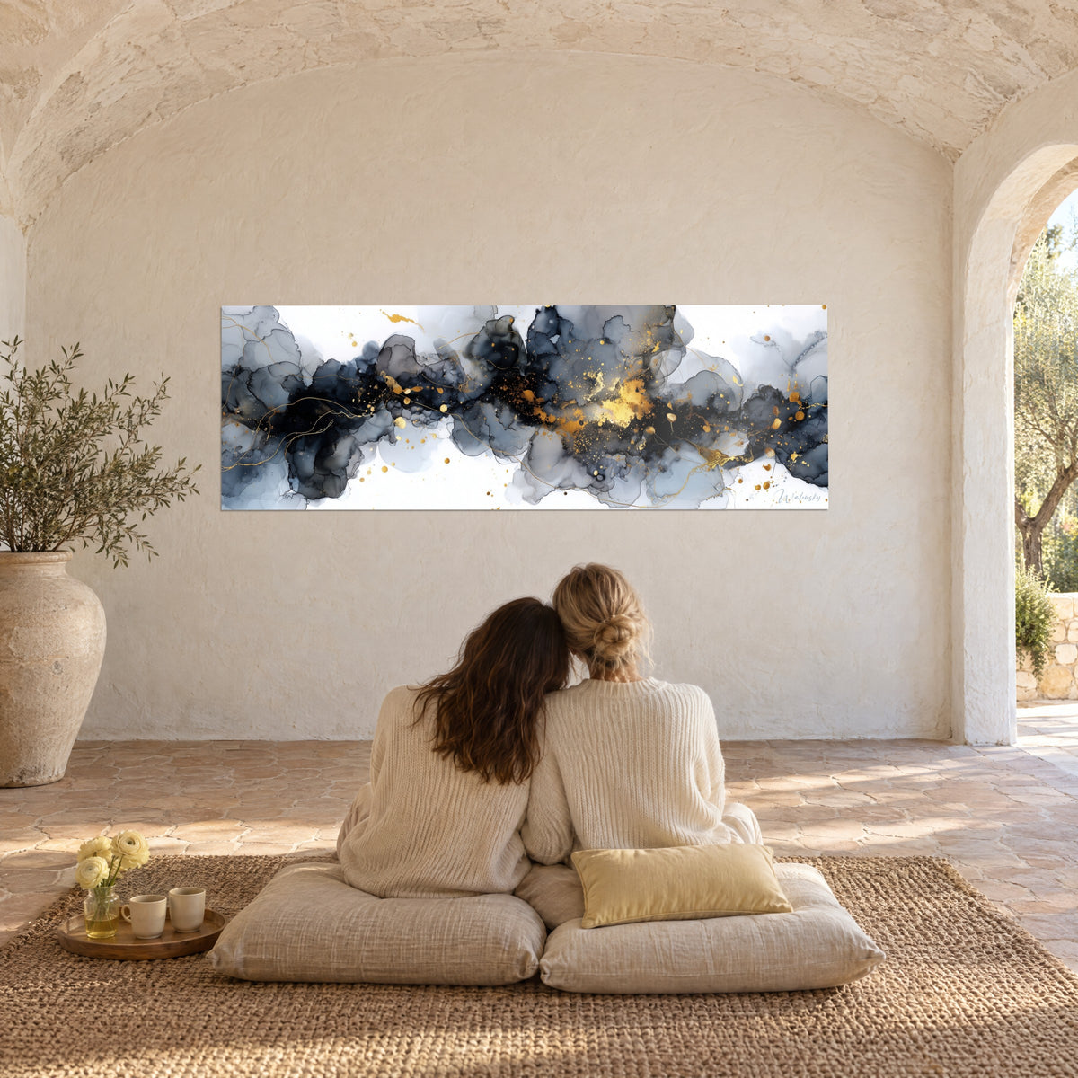 Schilderij van vloeiend zwart fresco bespat met goud, tinten grijs en wit, op een gewelfde muur tegenover twee vrouwen die op de grond zitten