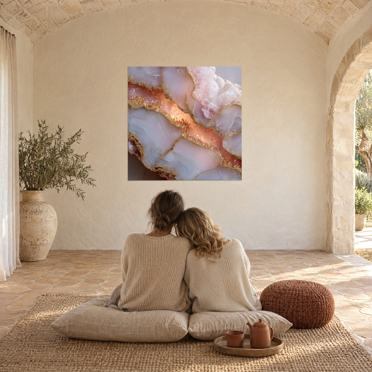 Schilderij opaalsnede in roze en ivoor, glinsterende gouden ader, in een gewelfde stenen zaal van de Provençaalse mas