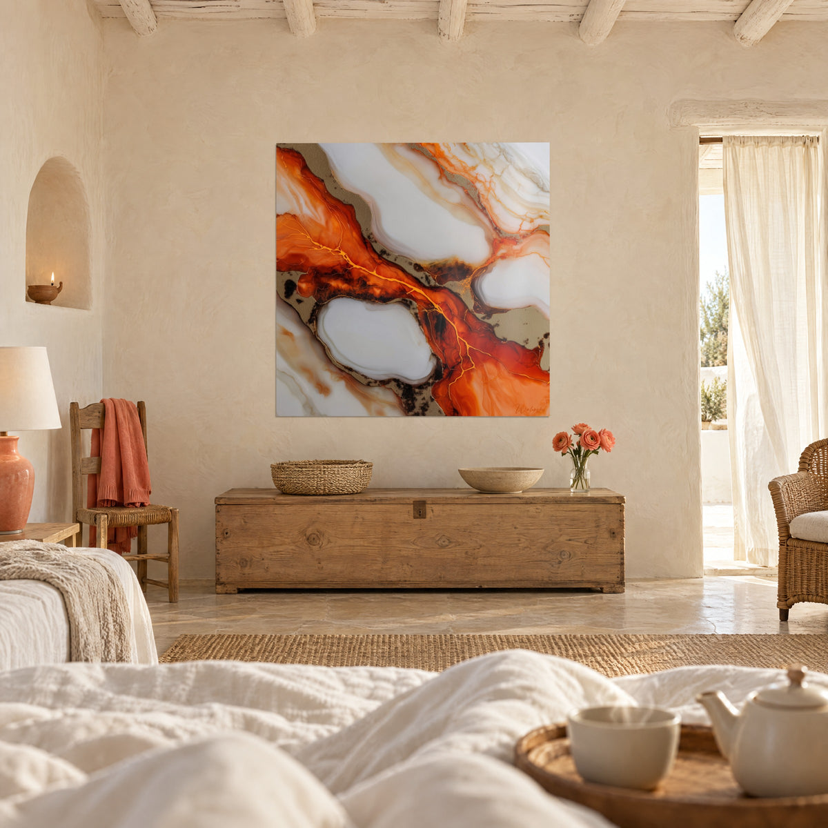Schilderij met vloeibare agaat in gebrand oranje en crèmewit, gouden scheuren, tegenover een bed met verfrommelde witte lakens in een lichte slaapkamer