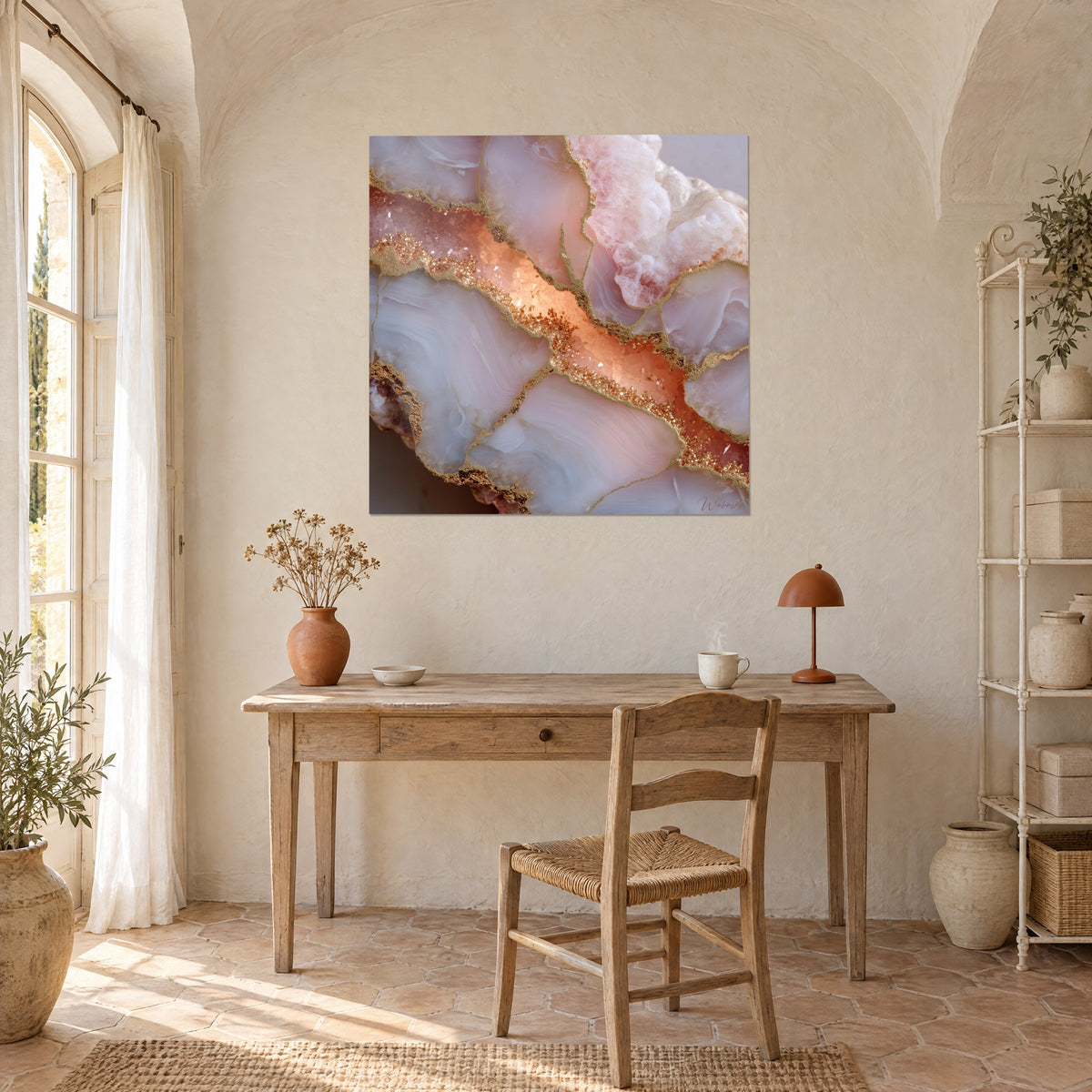 Schilderij melkachtig mineraal, scheur van abrikoos- en gouden kristallen, boven een bureau van licht hout, Provençaalse mas