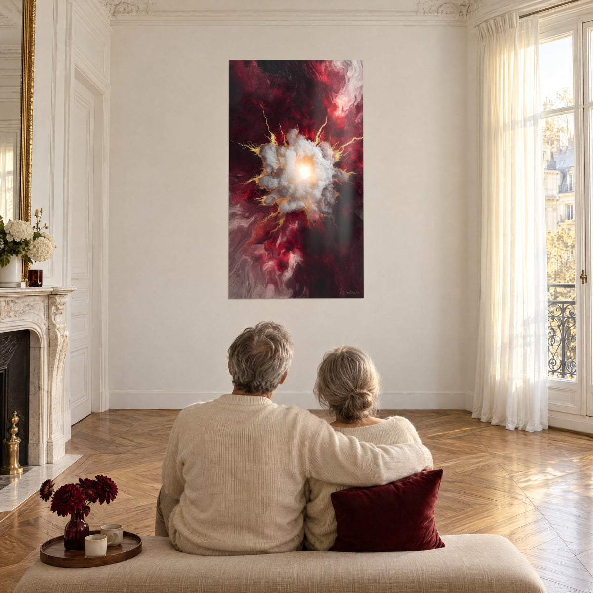 Quadro bagliore dorato in una nuvola bianca su marmo porpora e rosa pallido, coppia seduta di spalle in un ampio salotto parigino