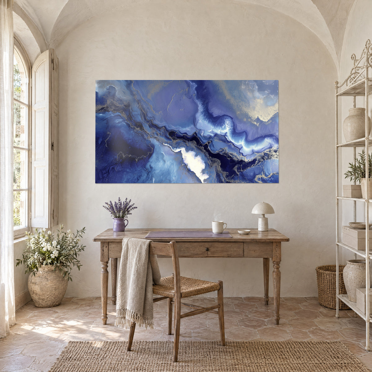 Gemälde mit abstrakten Wellen in Ultramarinblau, leuchtendem weißem Wellenkamm und Goldstaub, über einem Holzschreibtisch an einer gekalkten Wand