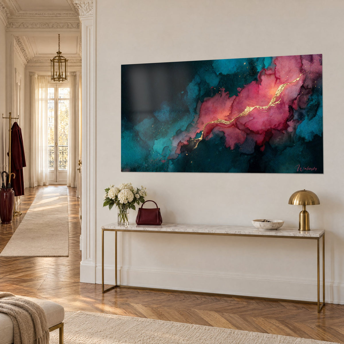 Tableau éruption céleste aux taches framboise et turquoise traversées d'une veine dorée, sur un mur blanc haussmannien