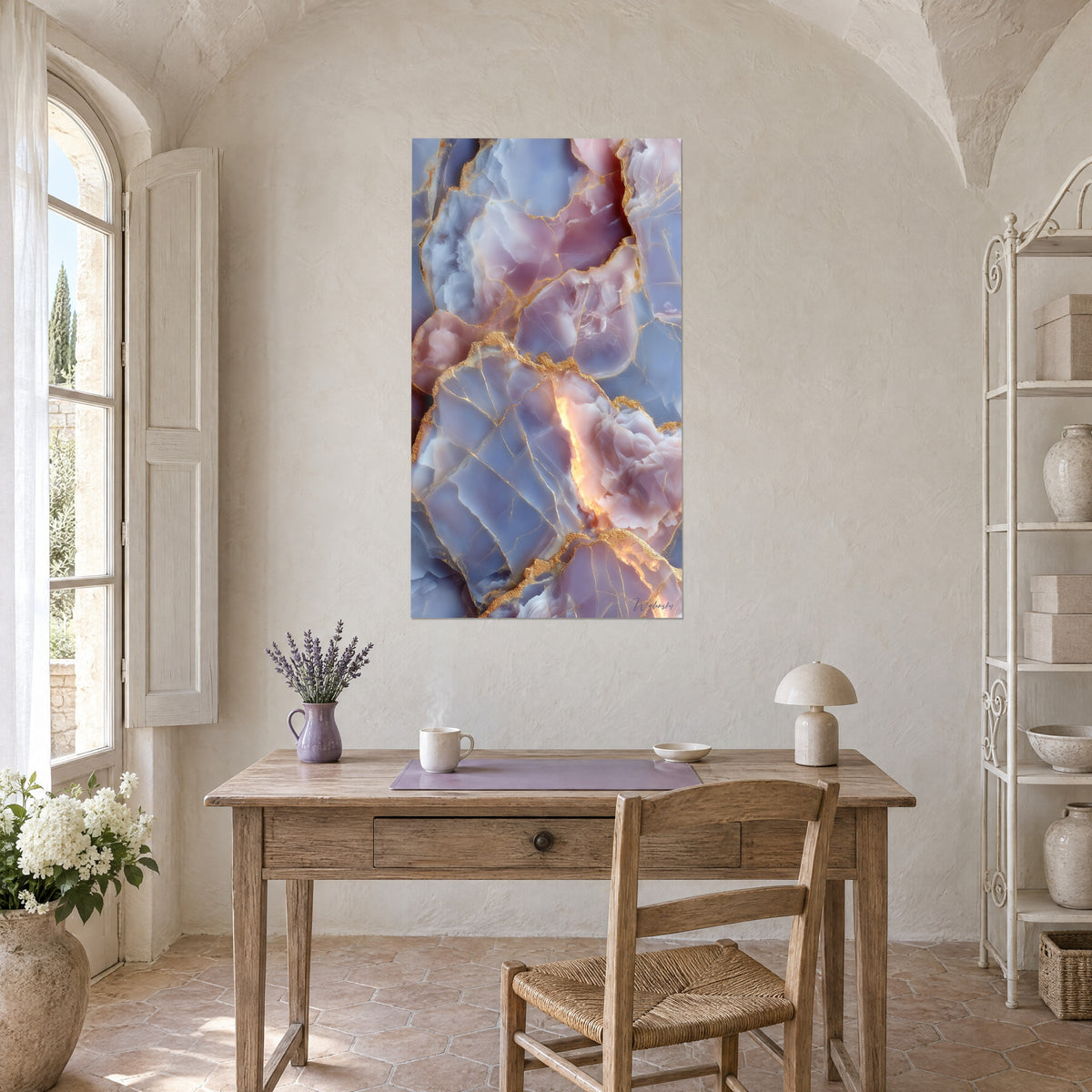 Gemälde mineralischer Stein in Parmaviolett und zartem Rosa mit goldenen Streifen, über einem Schreibtisch aus hellem Holz, Lavendel und Bogenfenster