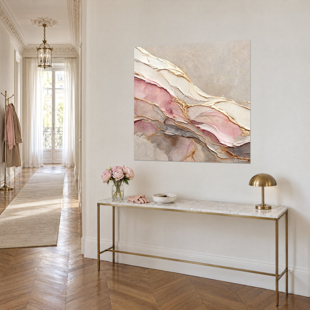 Tableau veinures d'or sur pierre nacrée rose poudré et beige, vue de trois-quarts au-dessus d'une console dorée, couloir haussmannien