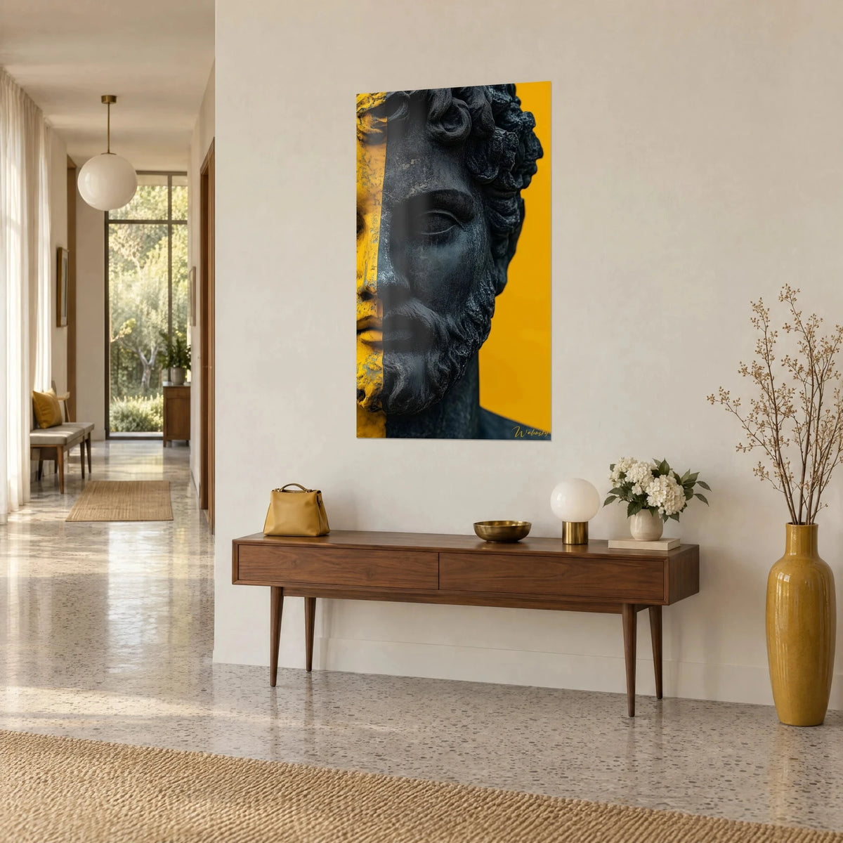 Quadro statua antica con riccioli scolpiti, volto grigio ardesia e tratto ocra vivo, appeso sopra una consolle in legno in un ingresso chiaro