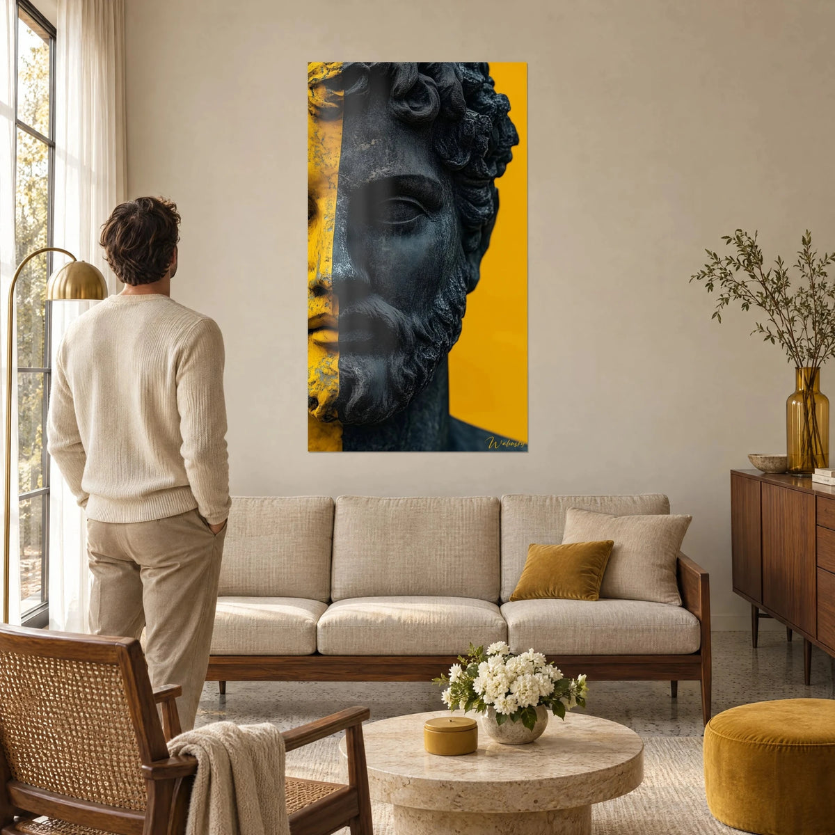 Quadro busto di marmo barbuto, metà nero carbone e metà giallo senape, uomo di spalle sopra un divano in un soggiorno luminoso