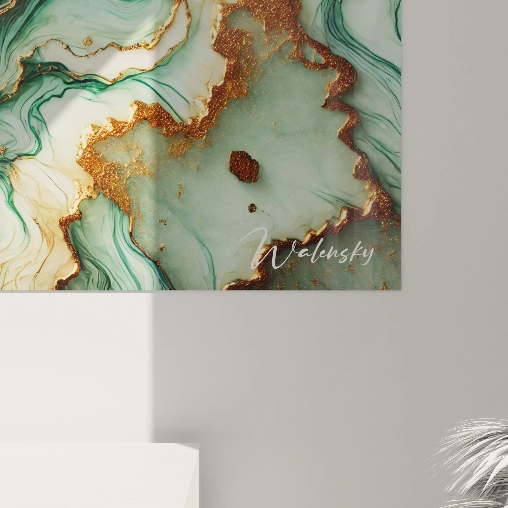 Vue rapprochée du tableau style epoxy, où la texture fluide et les touches dorées se mélangent, révélant la profondeur et la dynamique des couleurs vertes et blanches.

