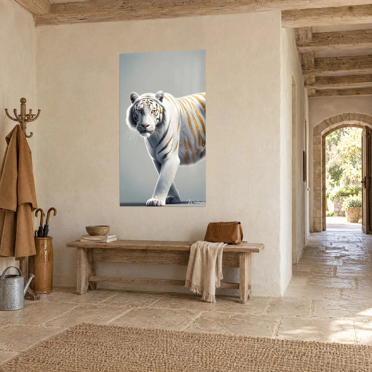 Gemälde makelloser Großkatze auf perlgrauem Hintergrund, weißes Fell und goldene Streifen, am Ende eines ockerfarbenen Steinflurs in einem Landhaus