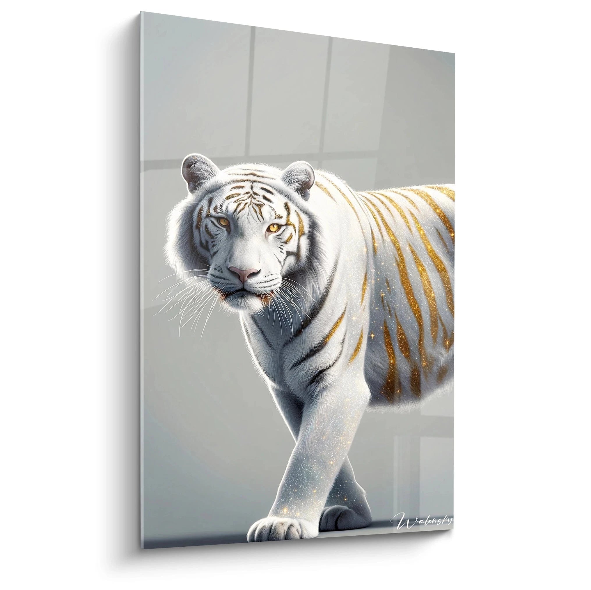 Un tableau d'animal représentant un tigre blanc au pelage lumineux avec des rayures dorées et scintillantes. La texture soyeuse de la fourrure blanche est minutieusement rendue. Les yeux ambrés intenses contrastent avec le pelage clair et les particules brillantes qui semblent flotter autour de l'animal sur fond gris neutre.
