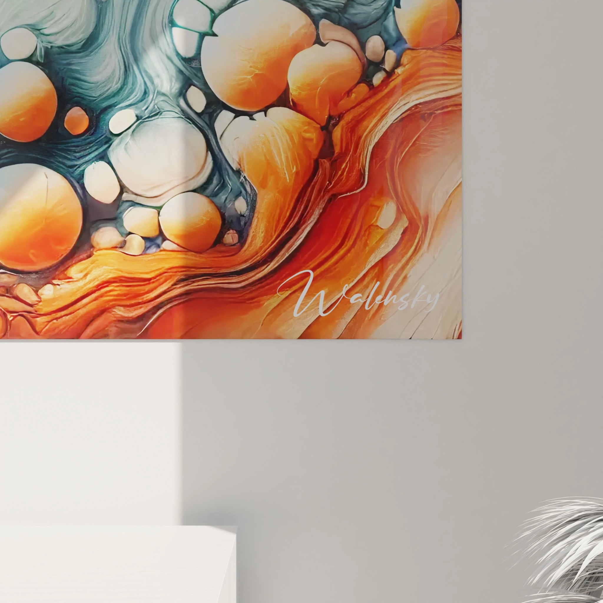 Vue rapprochée du tableau style epoxy : chaque mouvement des vagues et des flammes semble en perpétuel mouvement. La brillance de la résine capte la lumière, offrant profondeur et complexité.

