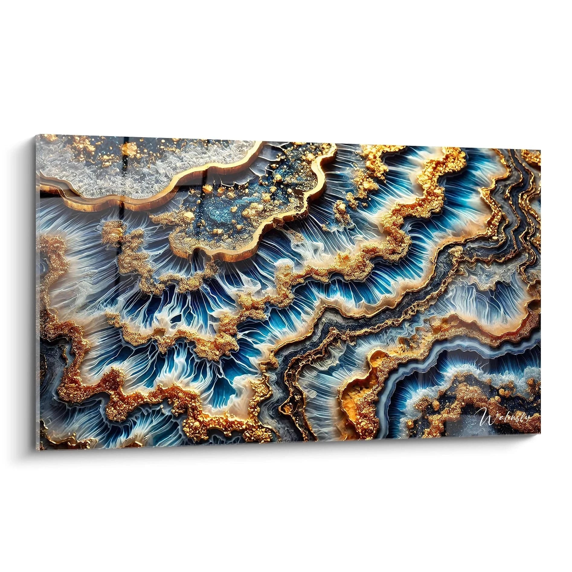 Vue de biais du tableau style epoxy montrant ses couches riches de bleu profond, or et blanc, avec un effet de profondeur captivant qui évoque l'exploration des formations géologiques naturelles.

