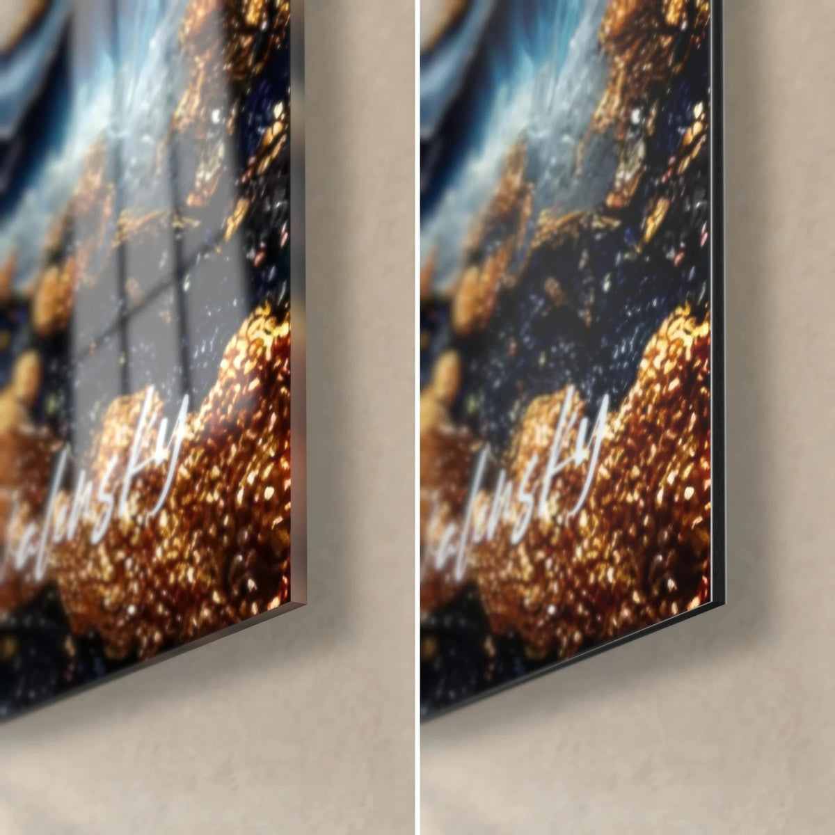 Schilderij met reliëf van blauwe en gouden agaat, rechtsonder: gouden glitter op een zwarte achtergrond, glanzend glas links, mat Dibond rechts