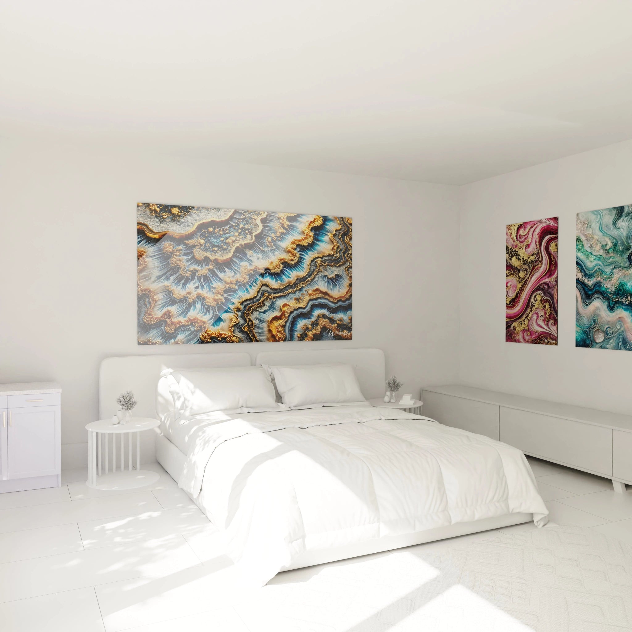 Ce tableau style epoxy au-dessus du lit crée une ambiance apaisante avec ses nuances de bleu et d'or, inspirées des cristaux et agates, offrant luxe et calme à la chambre.

