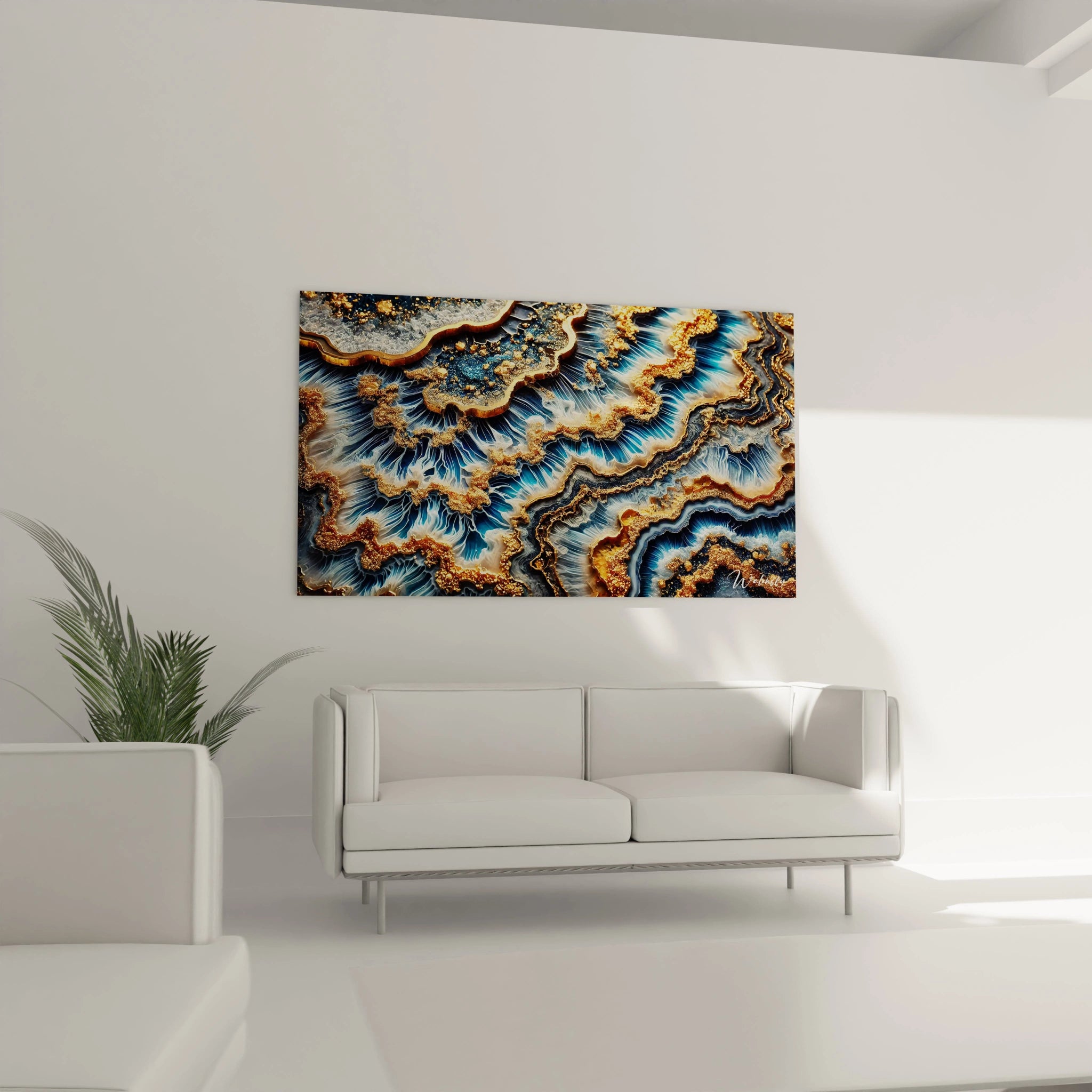 Le tableau style epoxy installé dans le salon, juste au-dessus du canapé, dévoile un jeu fascinant de couleurs dorées et bleues, évoquant la beauté mystérieuse des cristaux naturels.

