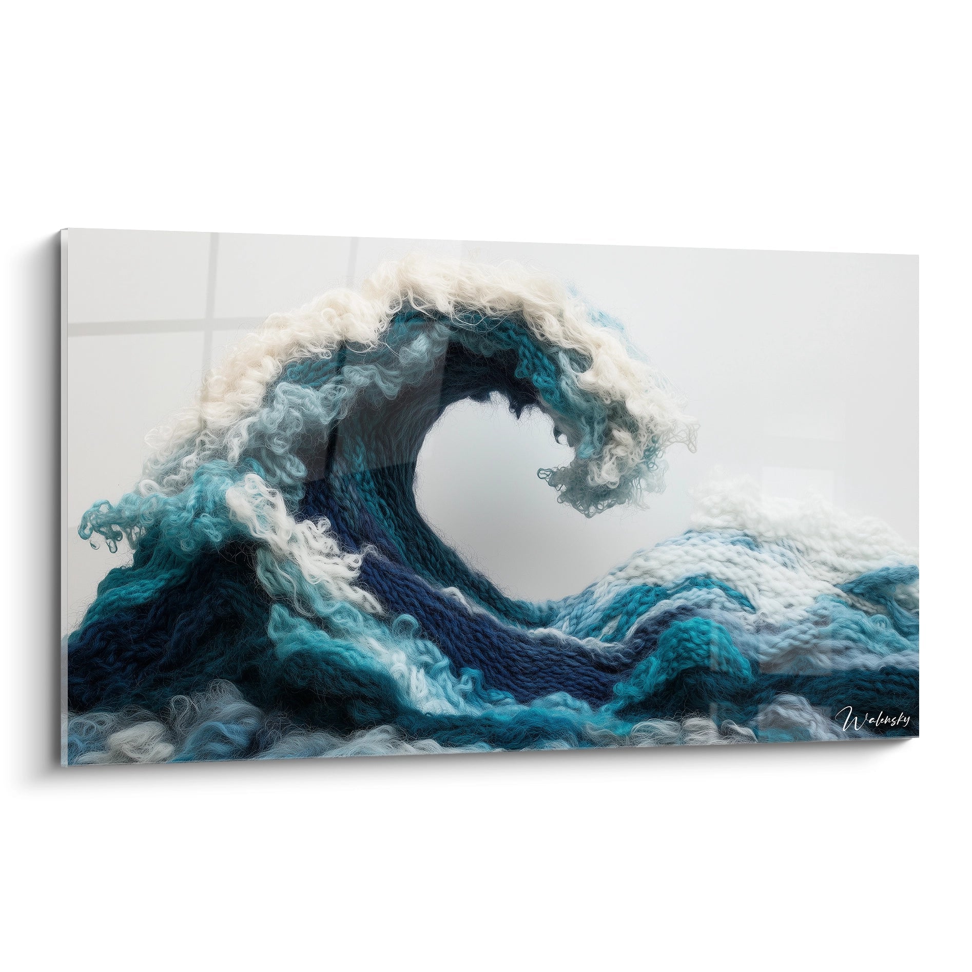 Un tableau vague océanique représentant une déferlante en textile crocheté, avec des tons profonds de bleu marine, turquoise et écume blanche, créant un effet tridimensionnel saisissant grâce aux fibres entrelacées et textures variées.
