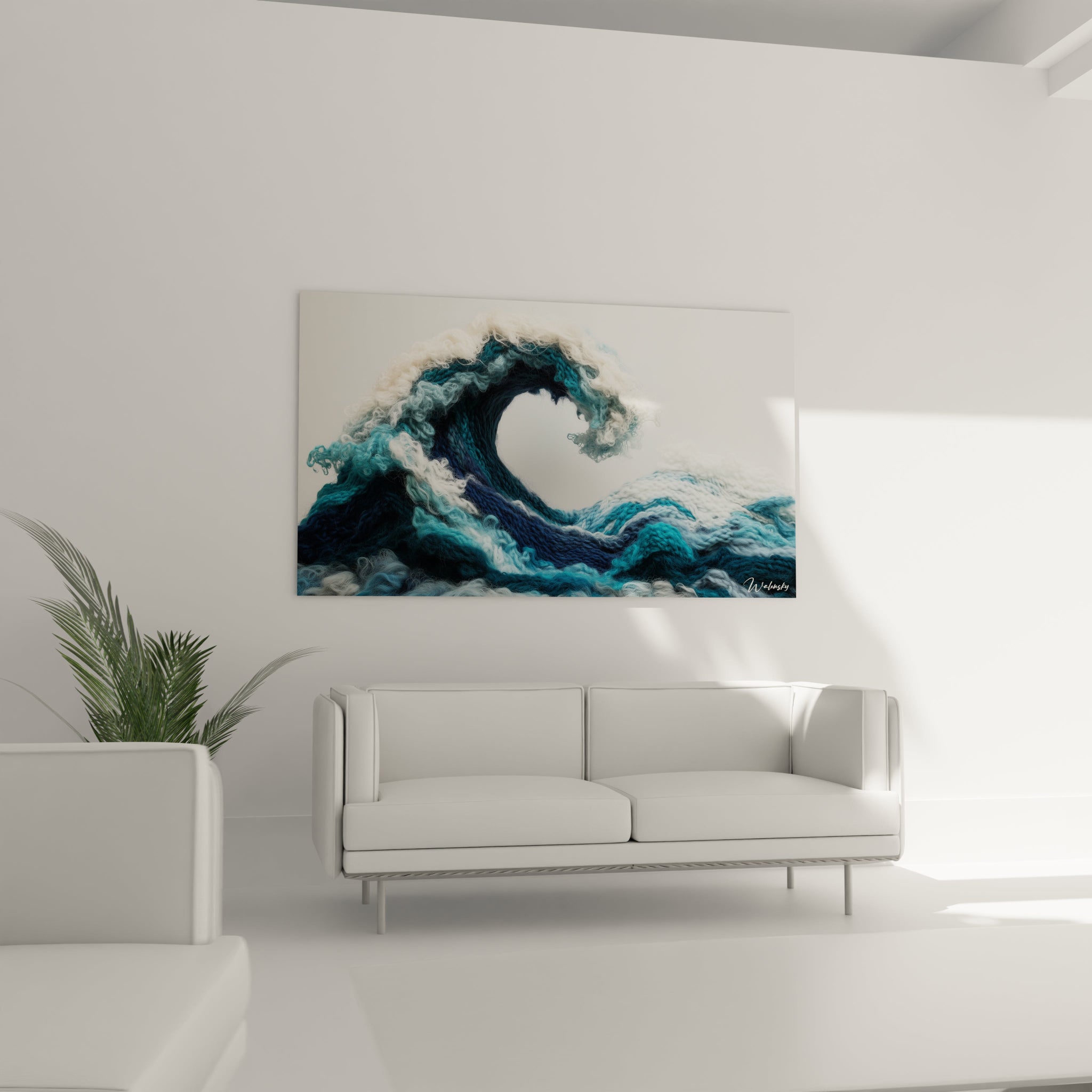 Un tableau vague en crochet représentant une crête océanique sculptée en fibres textiles. La composition dynamique révèle des profondeurs bleu marine, un corps turquoise translucide et une crête d'écume blanche vaporeuse, créant une impression de mouvement figé.
