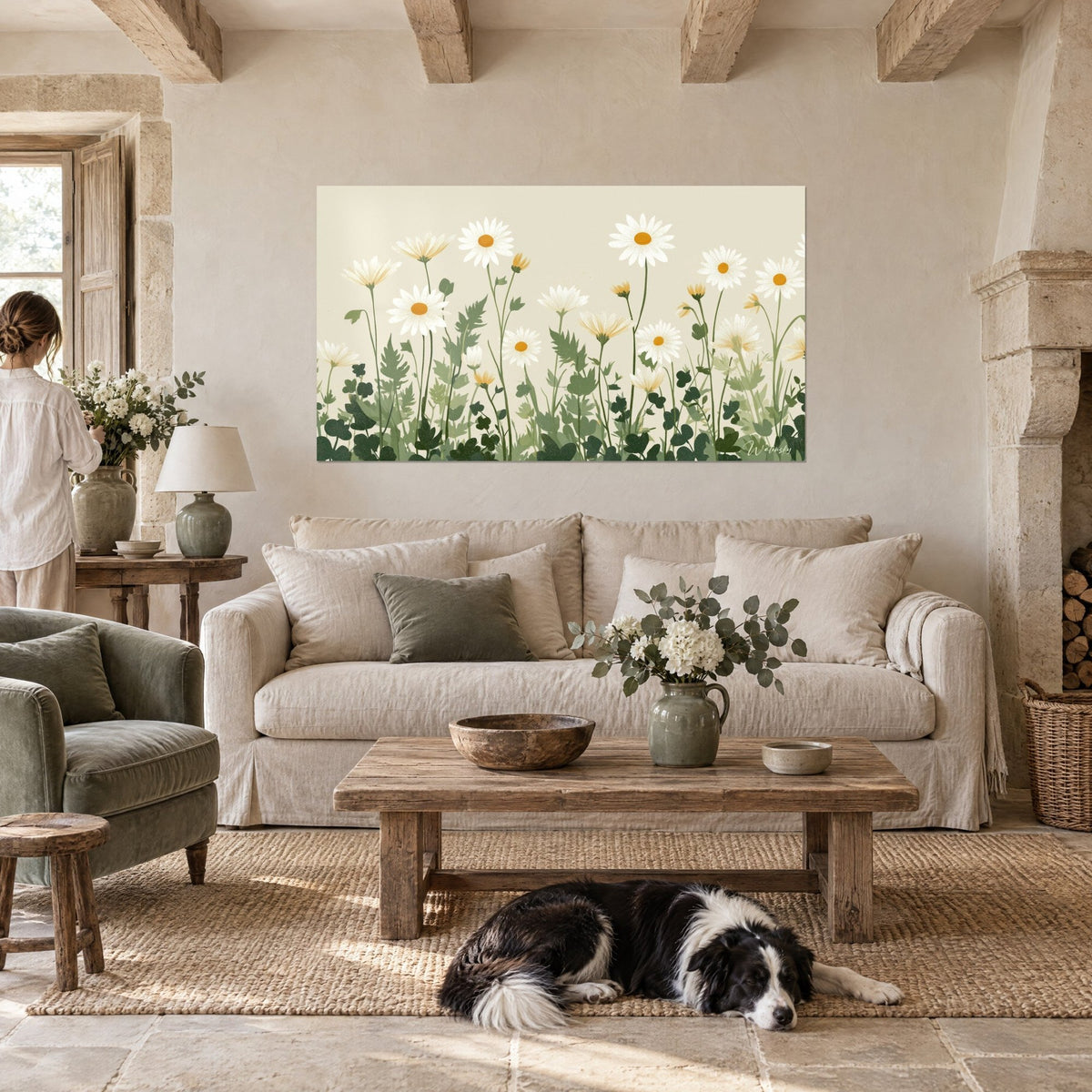 Tableau prairie de marguerites blanches à cœur orangé sur fond crème, feuillage vert, au-dessus d'un canapé dans un salon lumineux
