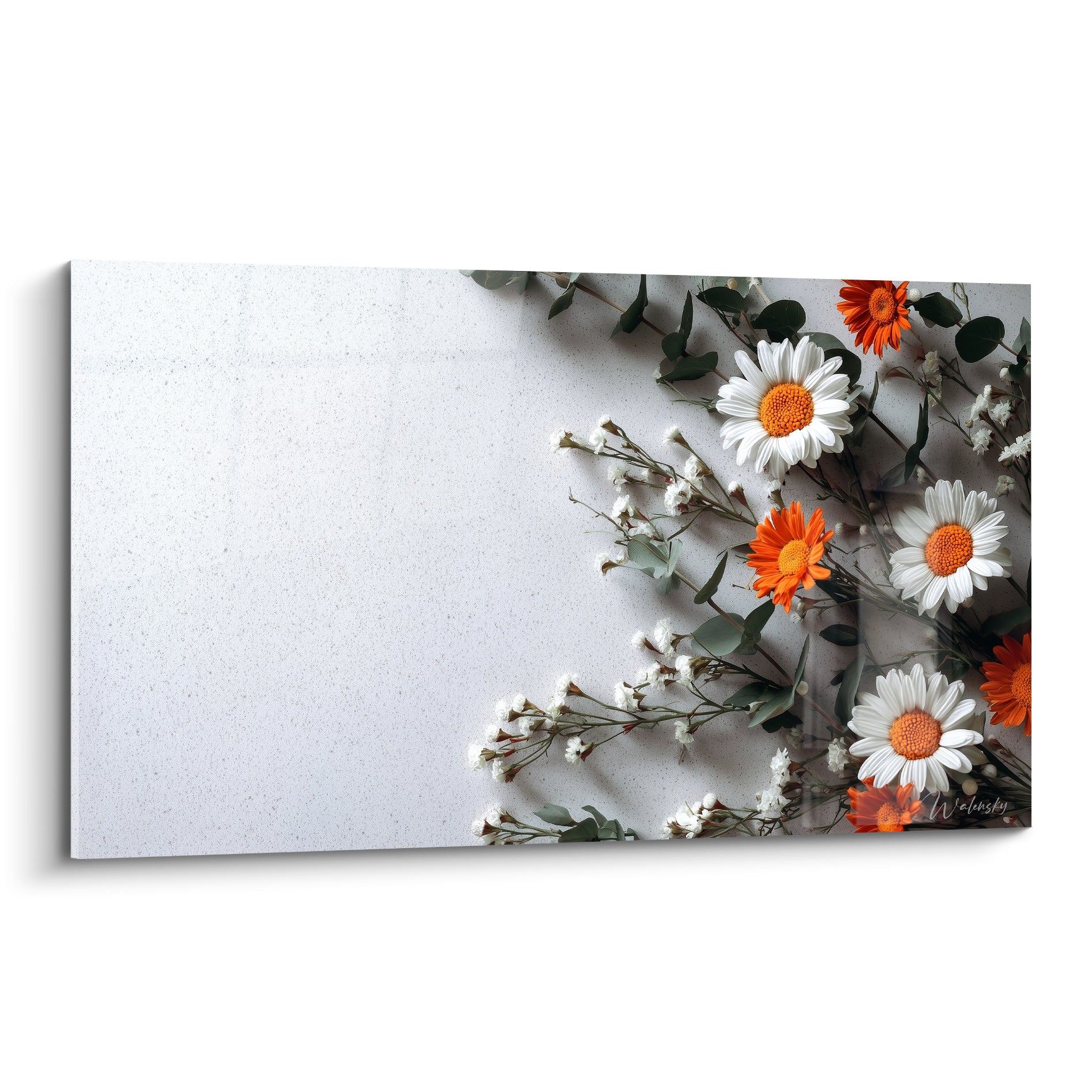 Marguerite blanche et gerbera orange composés sur une pierre grise claire lumineuse