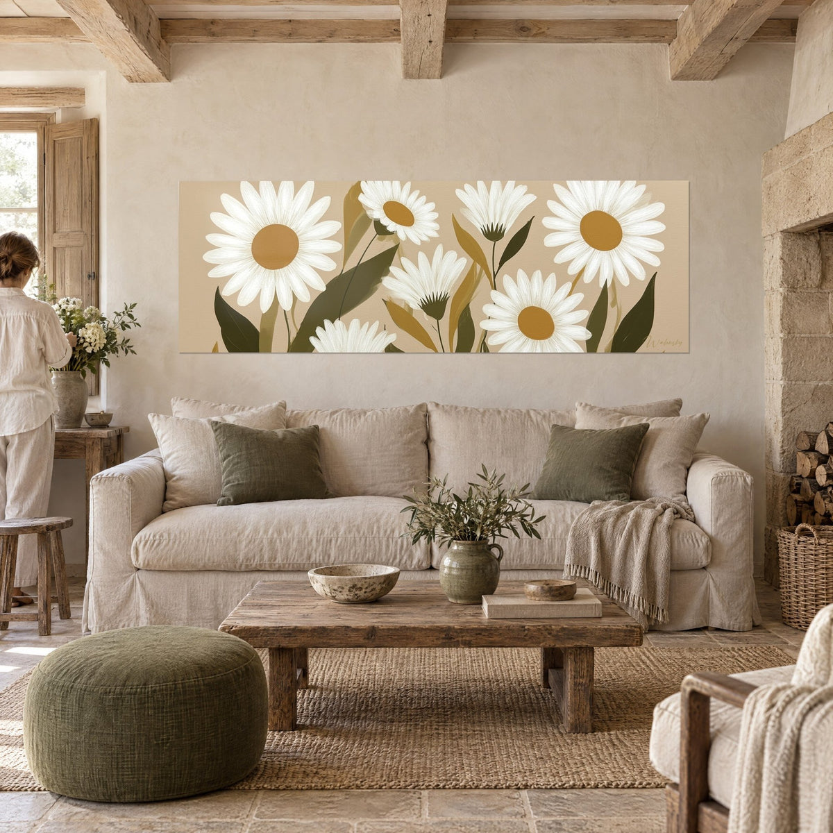 Tableau marguerites blanches à cœur moutarde sur fond beige, feuilles vert olive, au-dessus d'un canapé dans un salon lumineux