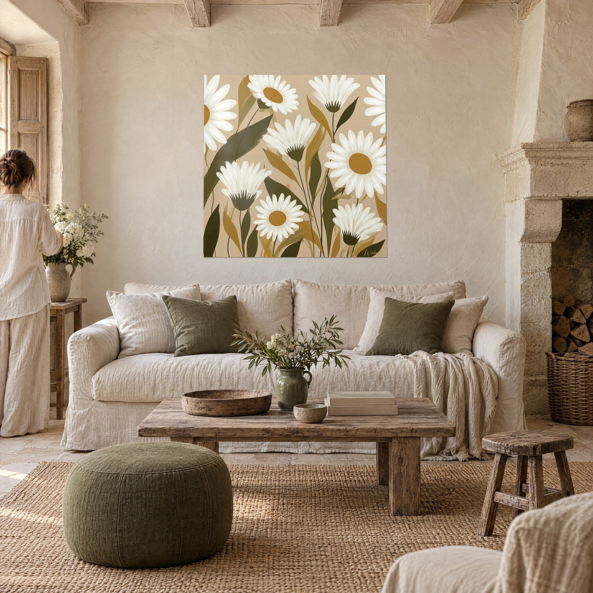 Schilderij witte madeliefjes met oker hartjes, olijfgroene bladeren op beige achtergrond, van achteren gezien boven een bank in een lichte woonkamer