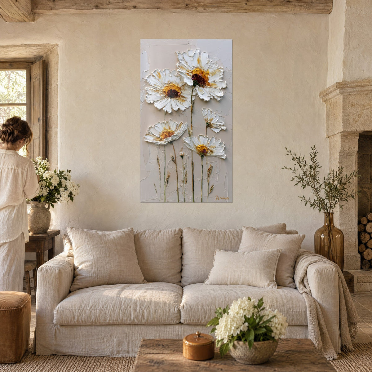 Quadro margherite bianche in rilievo con cuore dorato e porpora, sfondo beige, sopra un divano in un soggiorno luminoso