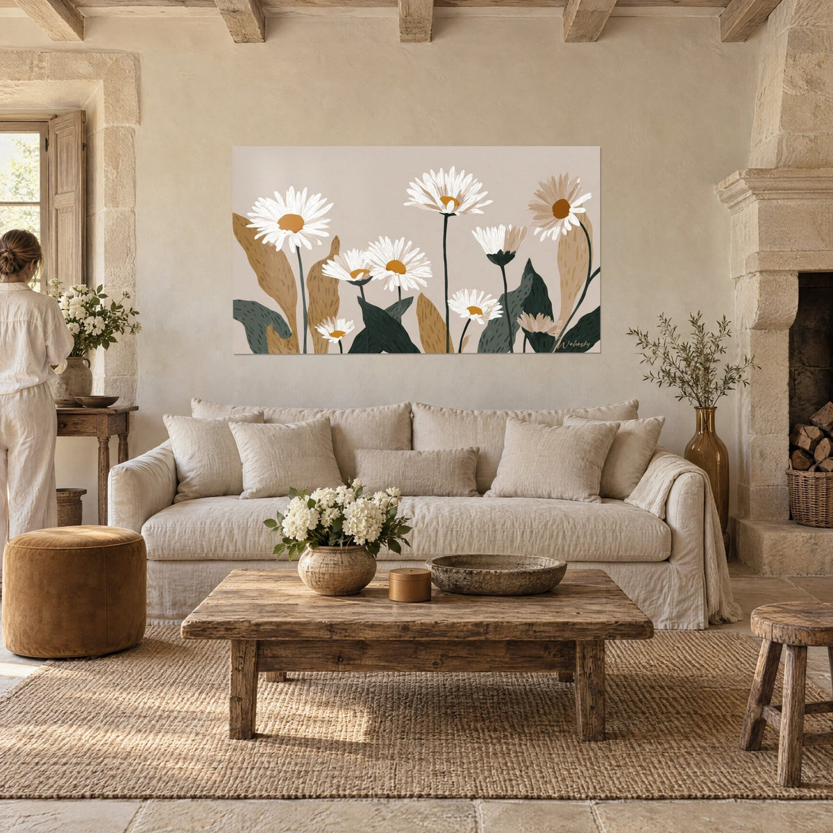 Quadro margherite bianche con cuore giallo oro, foglie ocra e antracite su sfondo beige, coppia di spalle, sopra un divano in un soggiorno luminoso