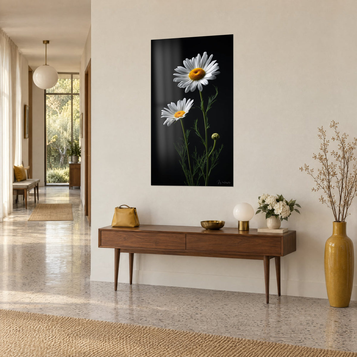Tableau fleurs de camomille aux pétales d'ivoire et tiges vert sombre sur noir profond, au-dessus d'une console en bois dans un couloir