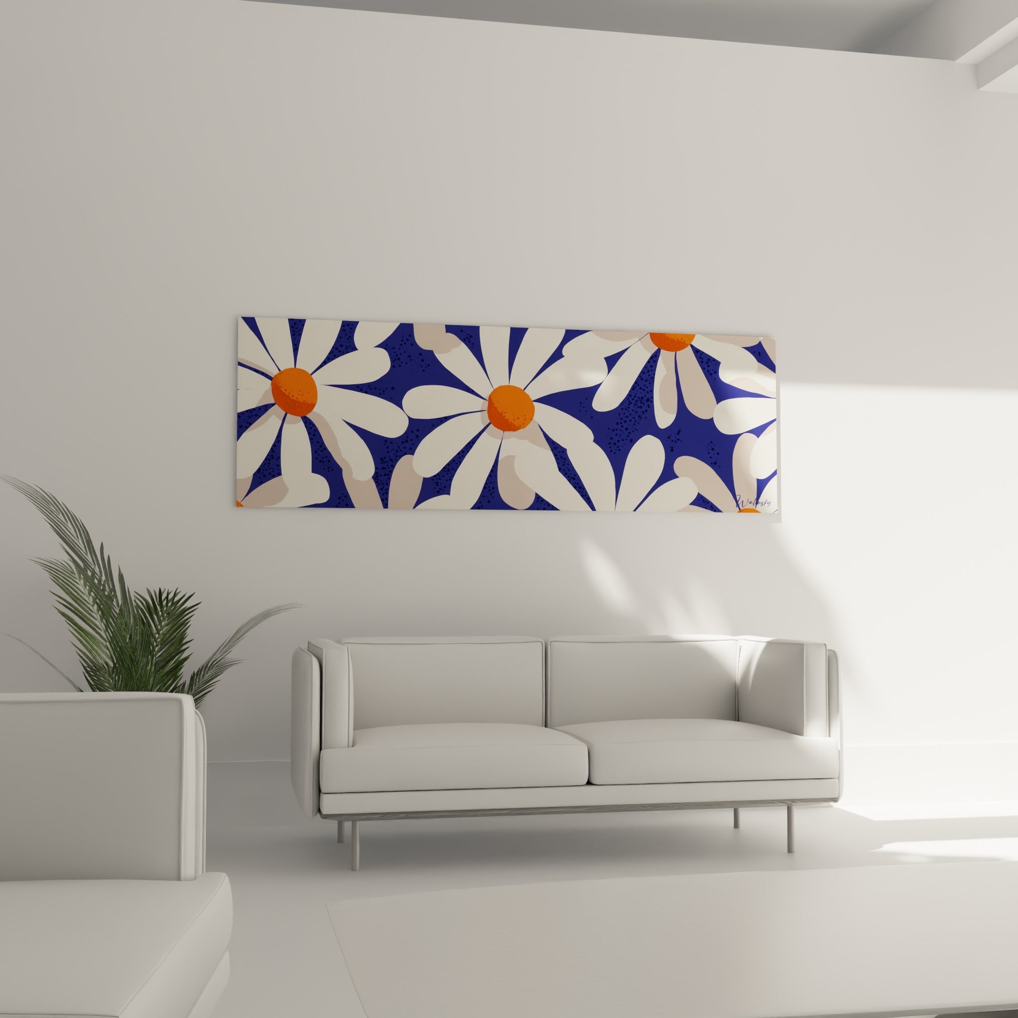 Fleurs de marguerite crème et beige aux cœurs orange vif sur bleu profond, au-dessus d'un canapé dans un salon lumineux
