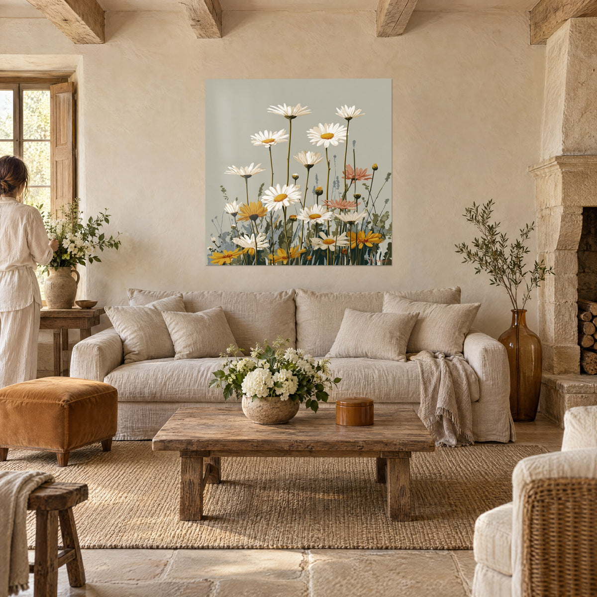 Quadro margherite bianche con cuore dorato su sfondo grigio salvia, viste di spalle da due persone, sopra un divano in un soggiorno luminoso