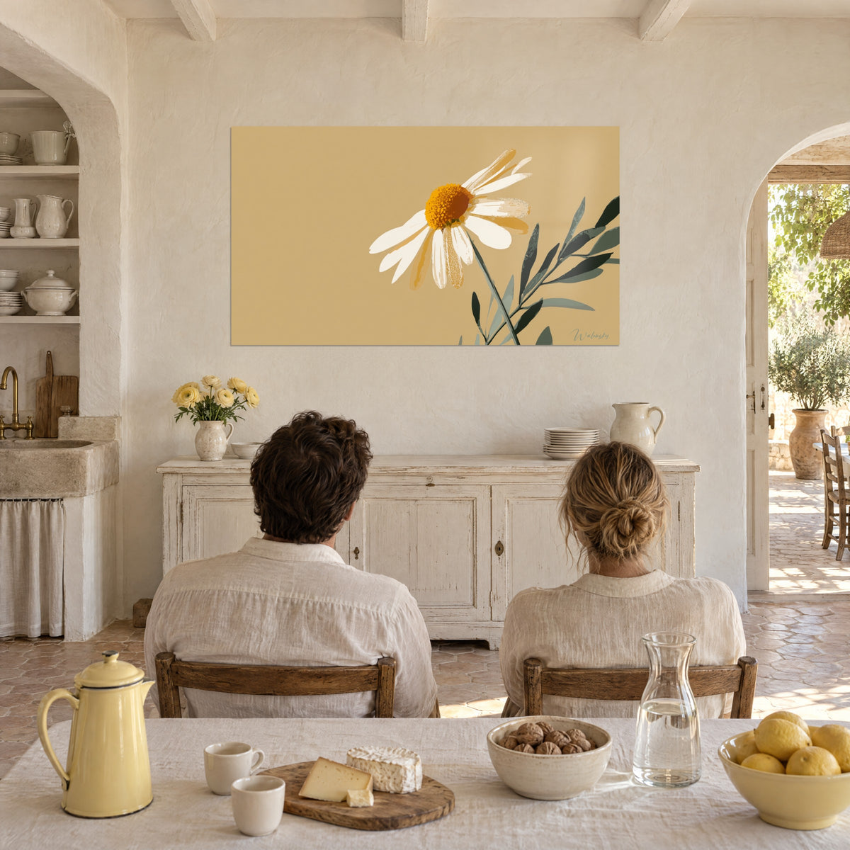 Quadro illustrazione floreale con petali avorio e ocra, cuore arancio vivace, ramo verde, coppia di spalle seduta a tavola in un casale provenzale