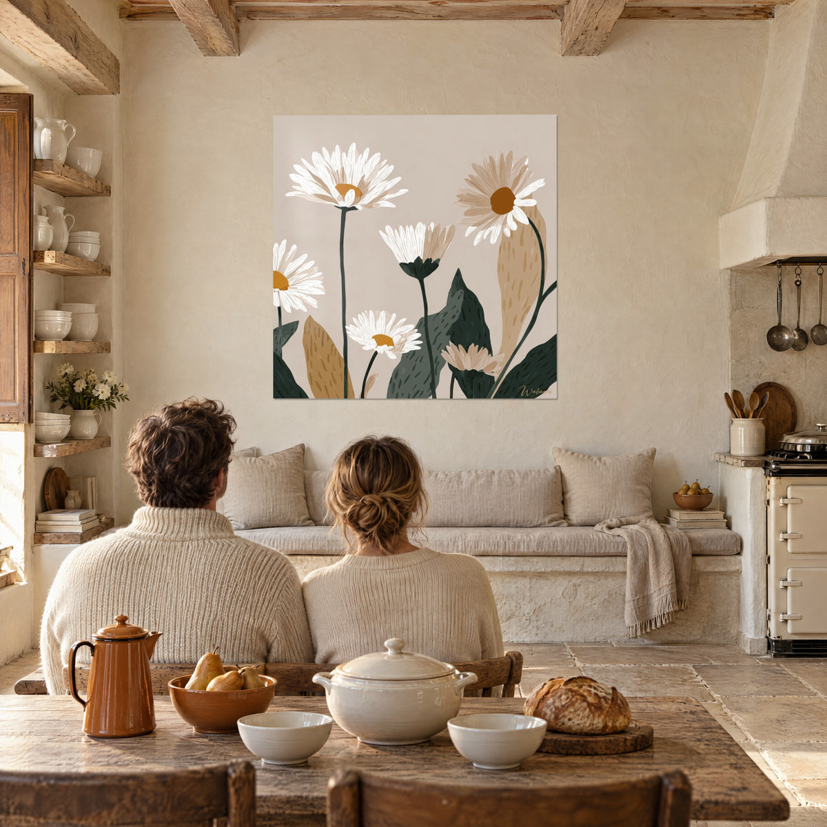 Quadro con prato di margherite dai fiori bianchi e sabbia, lunghi steli neri, coppia di spalle a un tavolo in una cucina in pietra