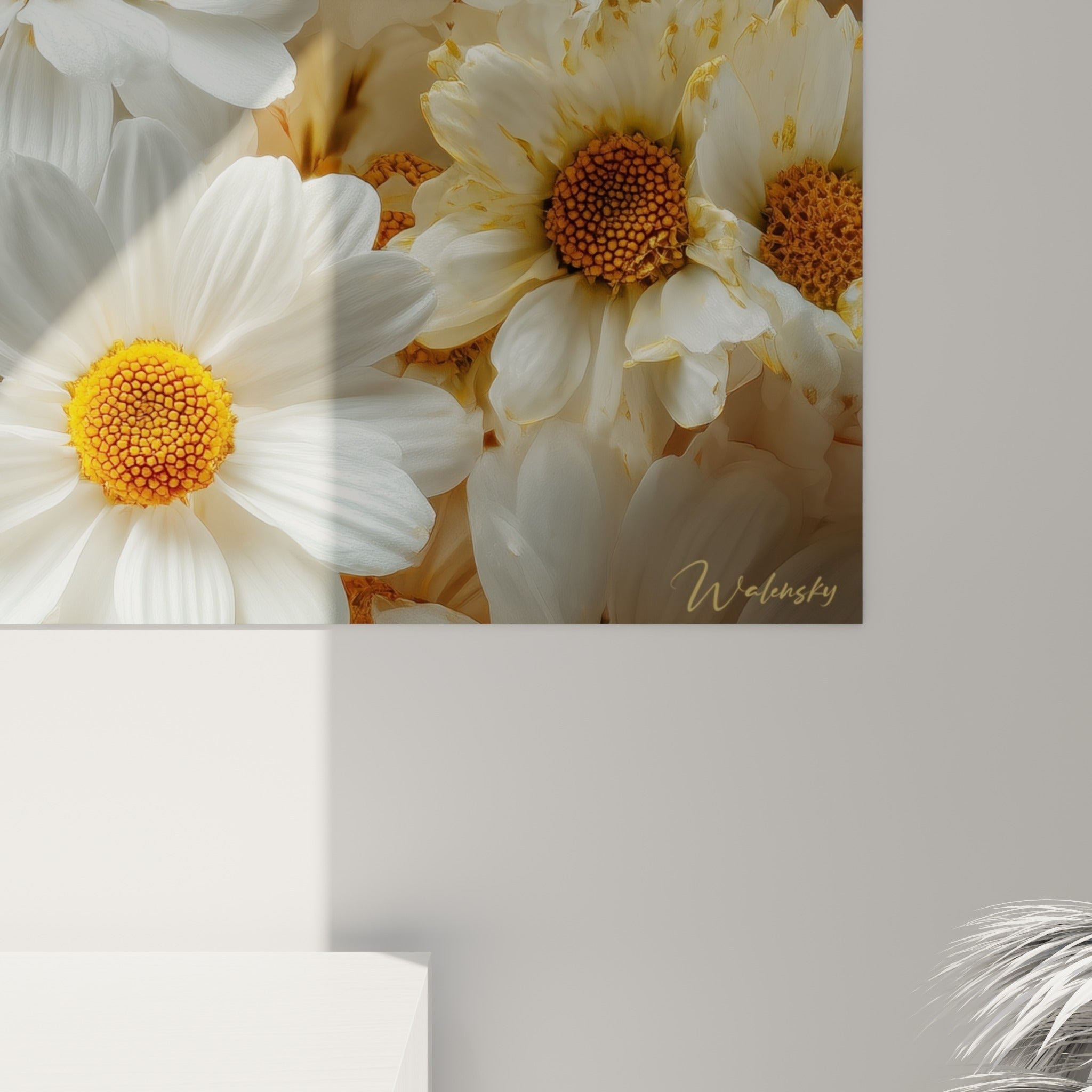 Détail des pétales blancs nacrés et du cœur doré grenu d'une marguerite, grain pictural visible de près