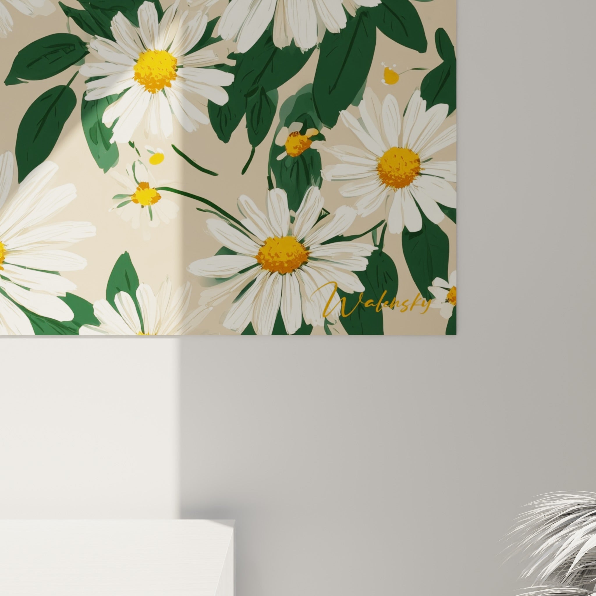 Détail des pétales blancs et du cœur doré d'une marguerite, grain fin et fond beige texturé visible de près