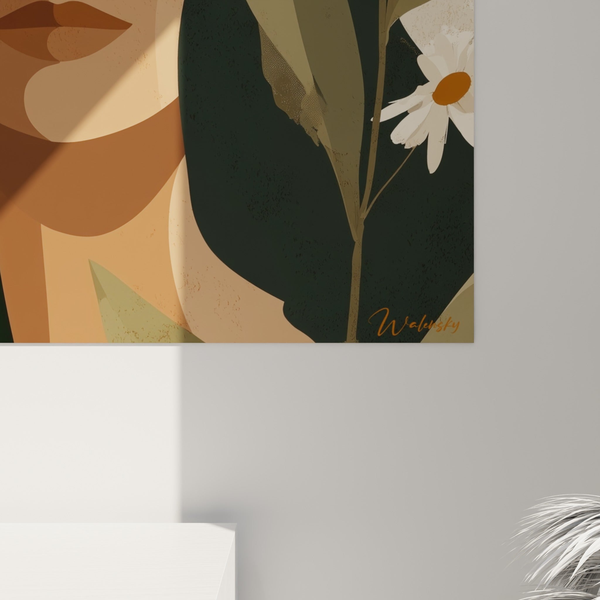 Détail des pétales blancs et du cœur orangé sur la peau terracotta et le fond olive de Marguerite