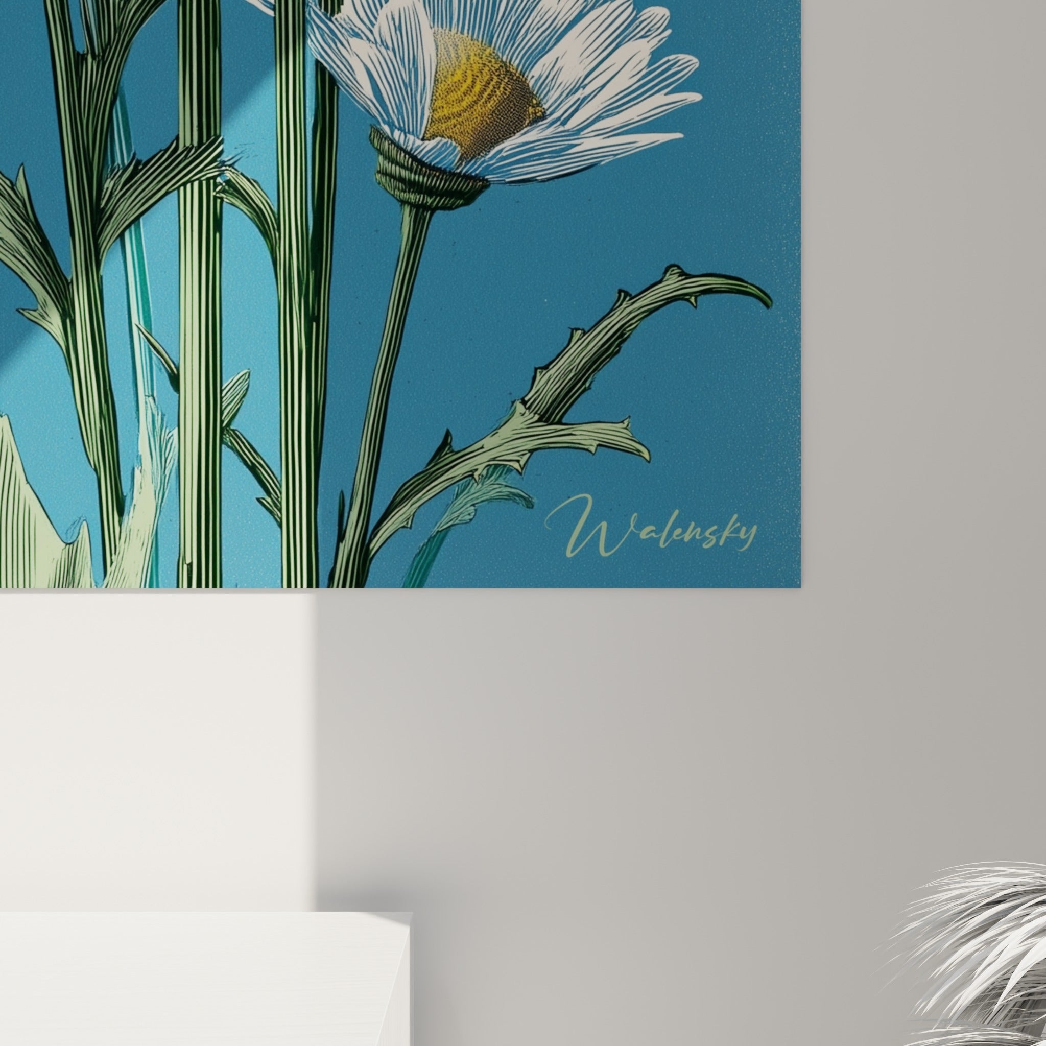 Détail des pétales blancs finement gravés et du cœur jaune texturé d'une marguerite sur bleu pétrole
