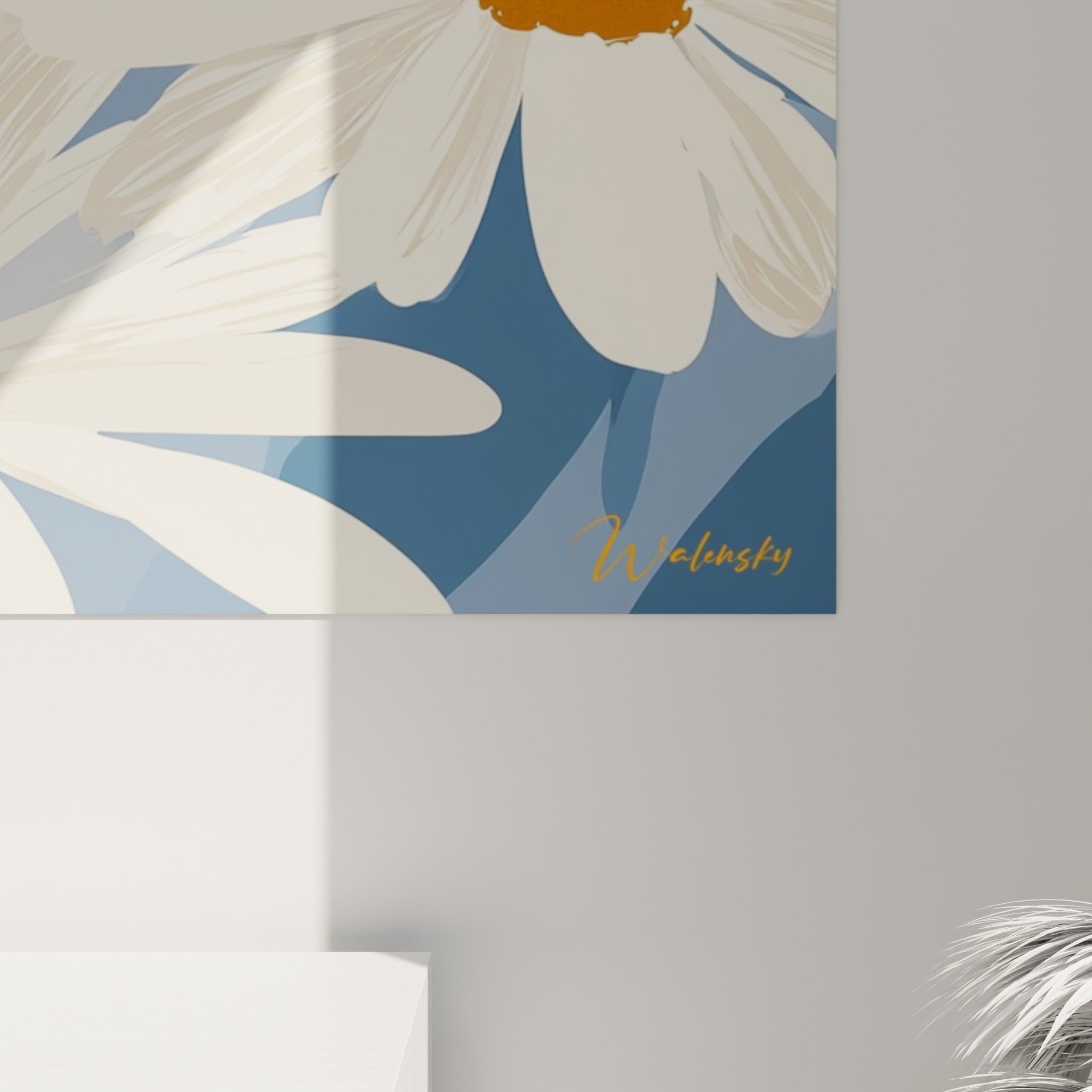 Détail des nervures fines sur les pétales ivoire et du grain bleu ardoise de cette œuvre florale