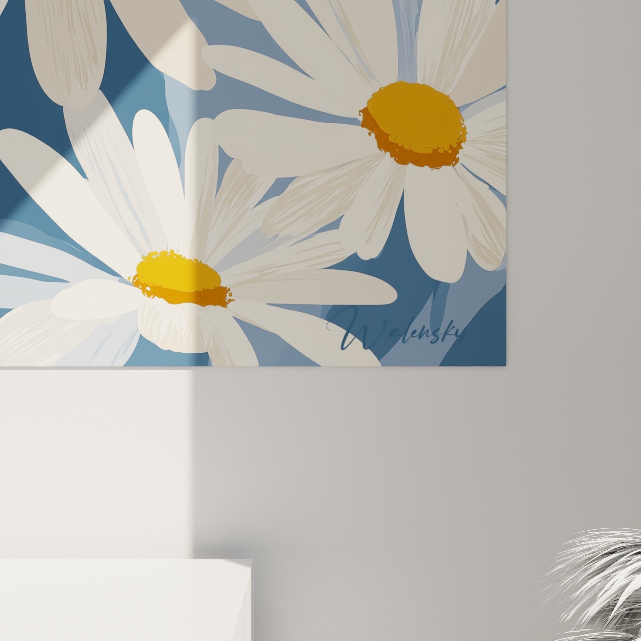 Détail des traits fins sur les pétales ivoire et du grain doré du cœur des marguerites bleu ardoise