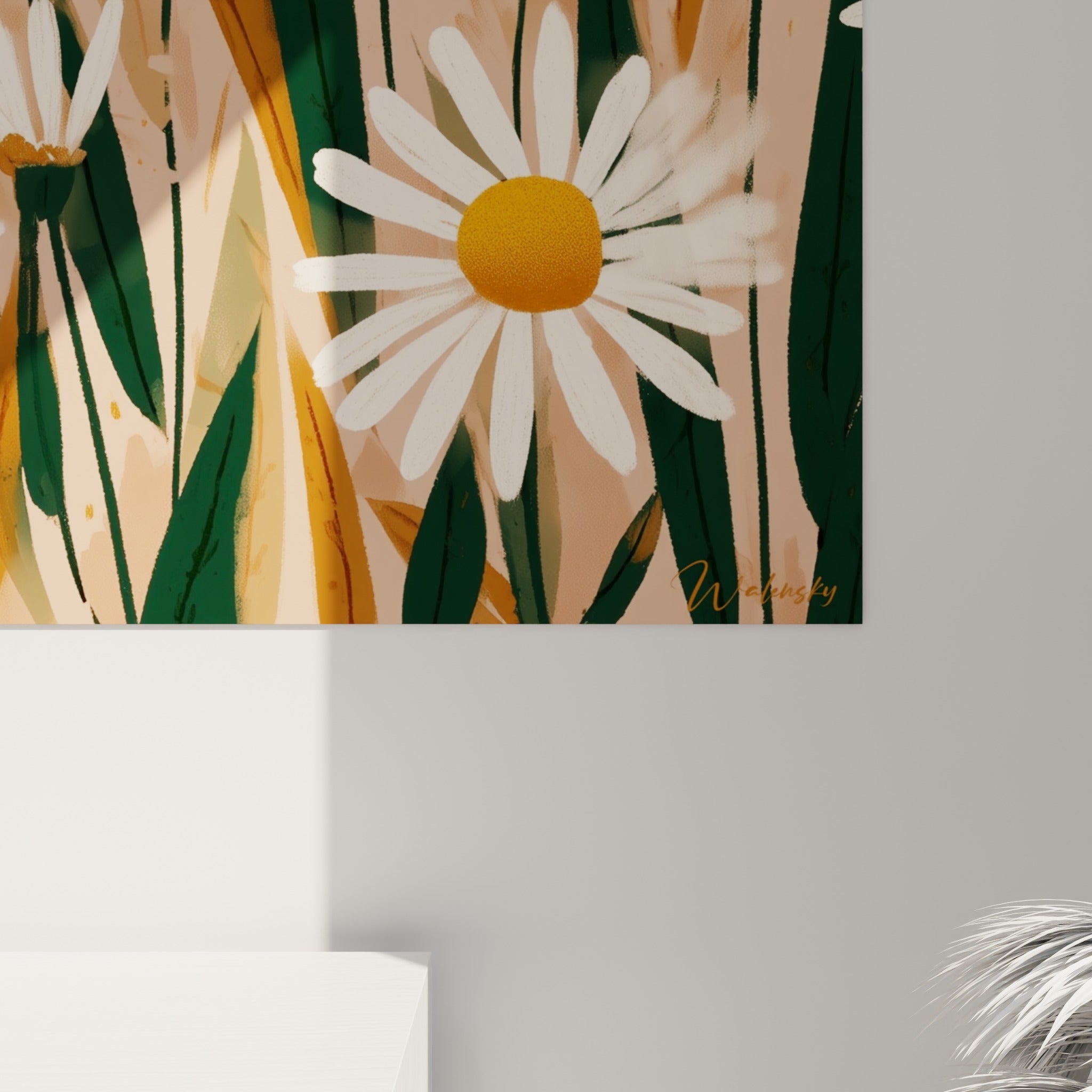Pétales blancs texturés et cœur orangé granuleux d'une marguerite, détail du grain et des coulures ocre