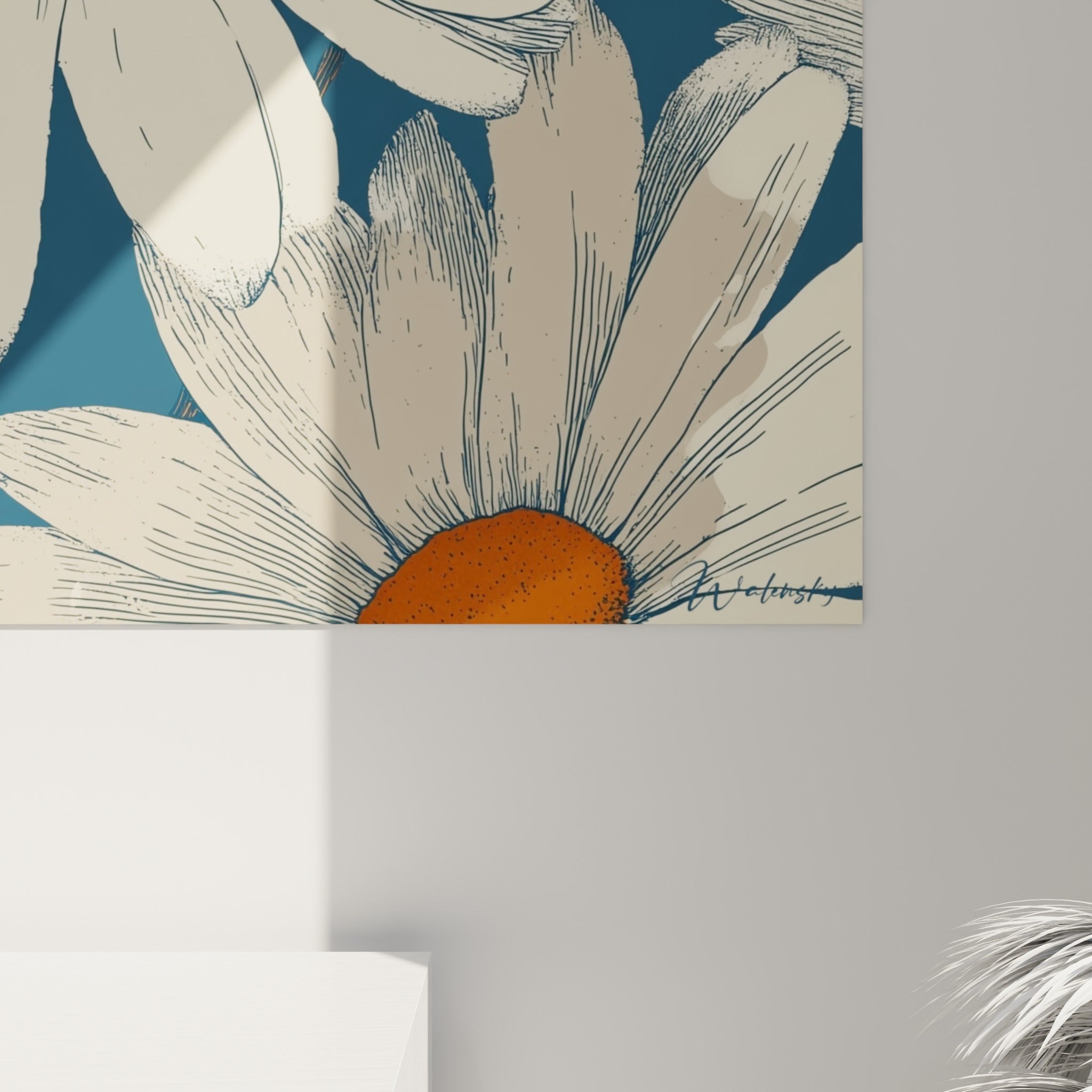 Traits fins et pigments orangés du cœur floral se distinguent sur le fond bleu marine texturé