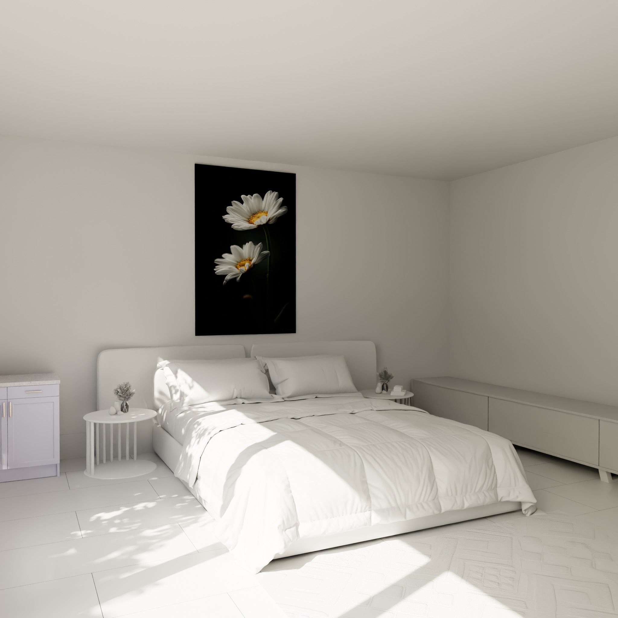 Marguerites blanches et dorées illuminant le mur au-dessus d'un lit dans une chambre claire