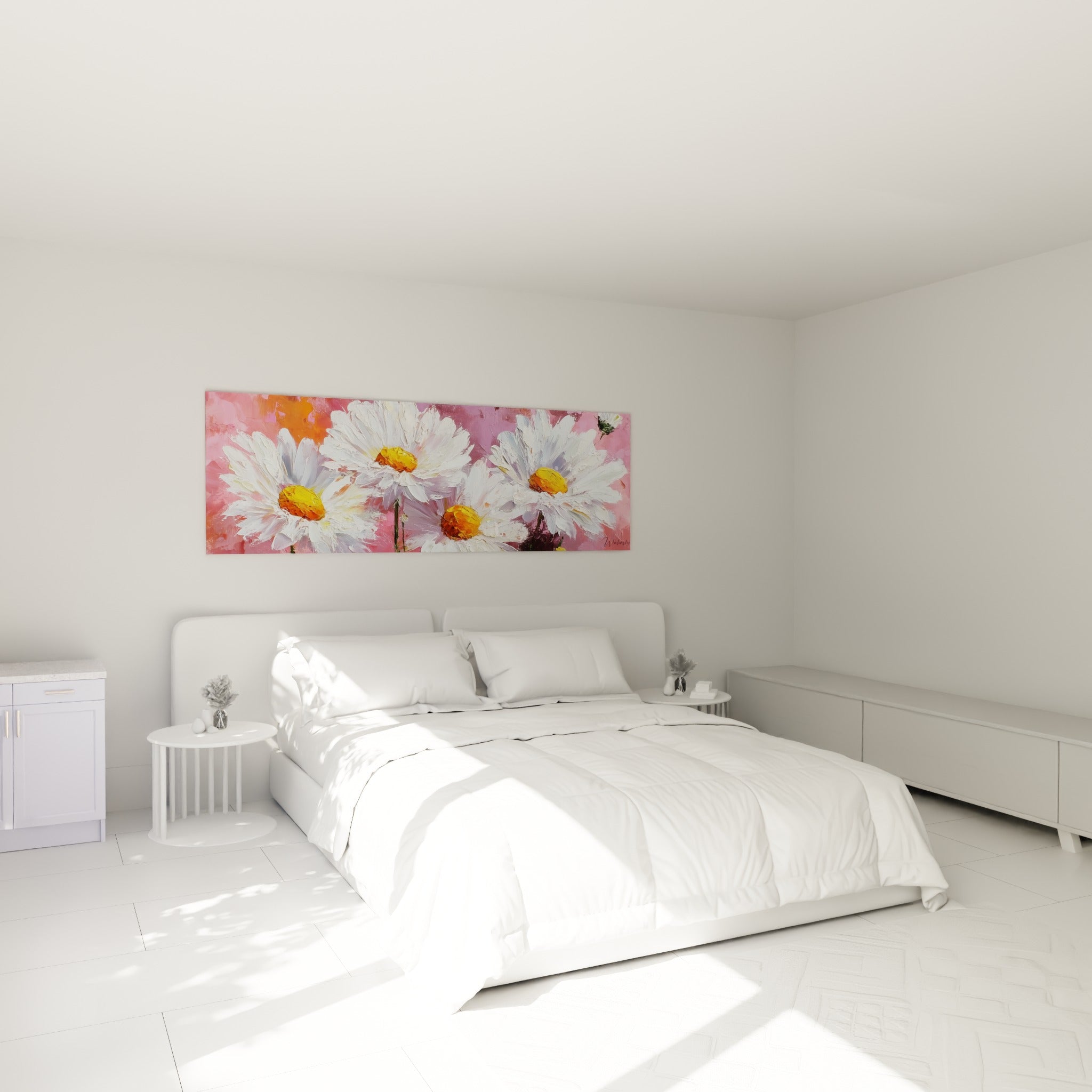 Bouquet de marguerites blanches et jaunes au-dessus d'un lit dans une chambre claire