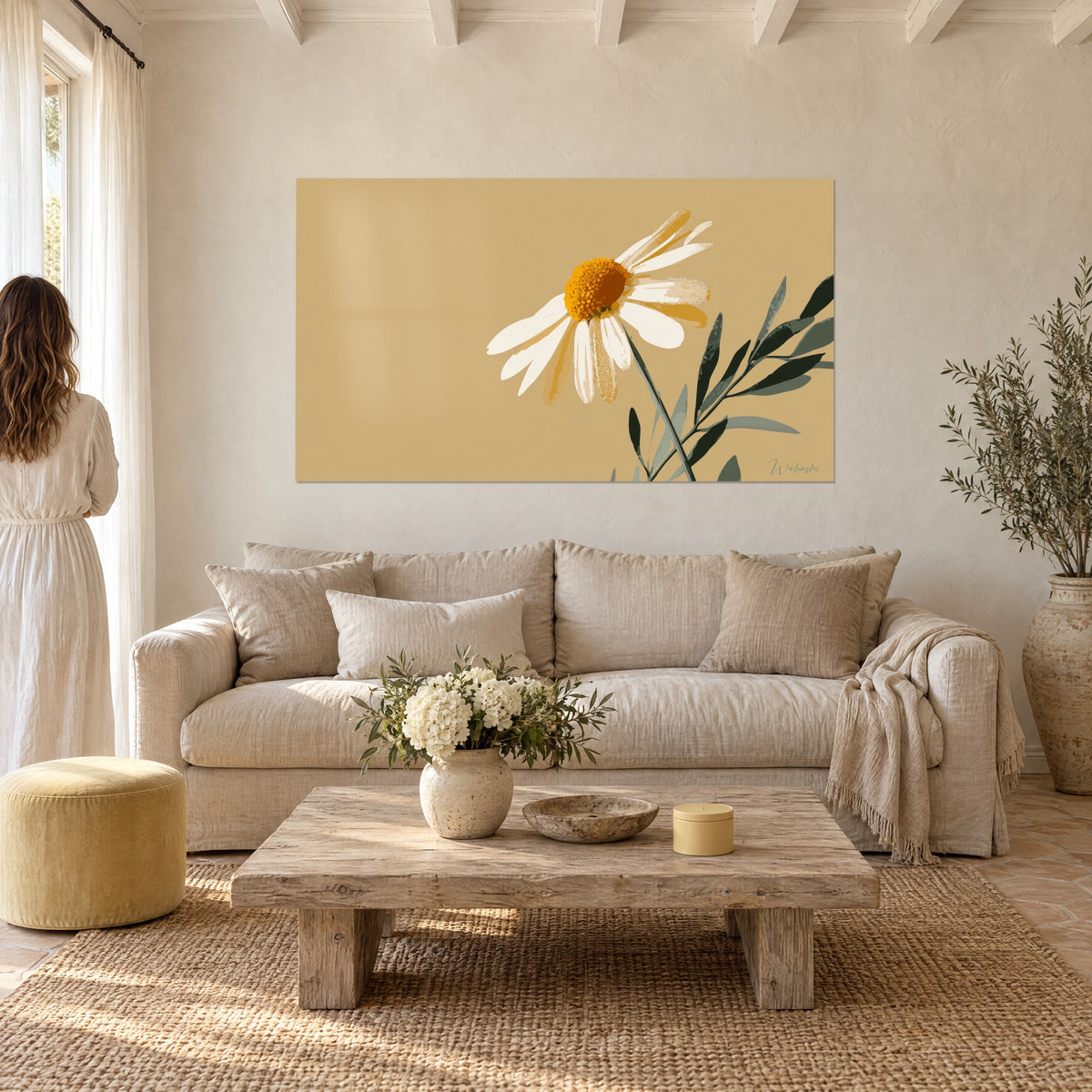 Quadro margherita bianca reclinata, cuore arancio su fondo sabbia dorata, fogliame verde scuro, sopra un divano in un soggiorno luminoso