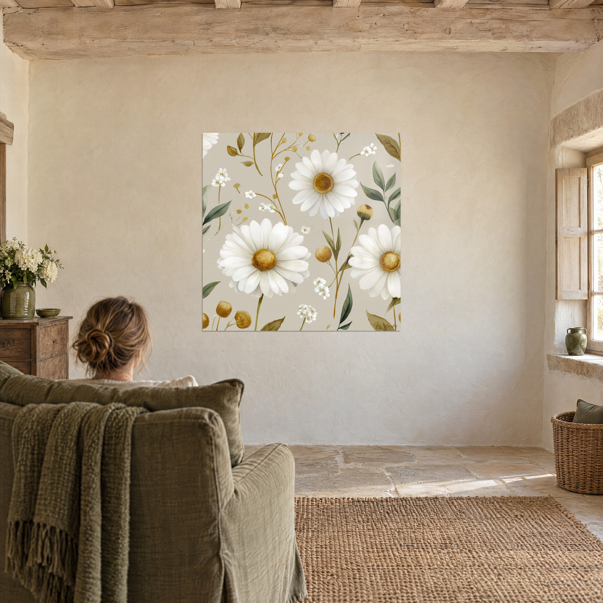 Quadro petali bianchi con cuore zafferano, fiorellini di gypsophila e steli verdi su fondo grigio perla, di fronte a una poltrona verde oliva