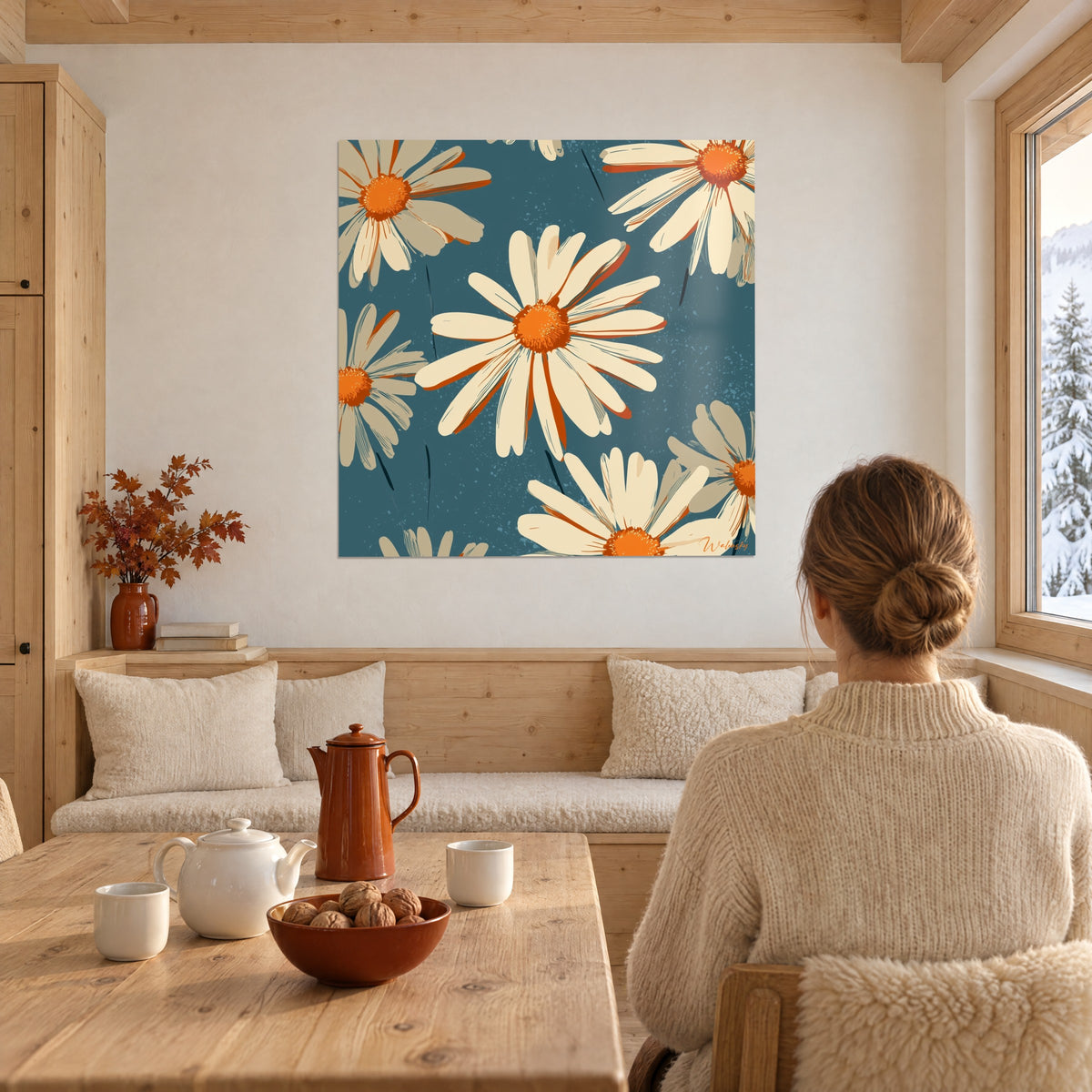 Cuadro de pétalos marfil con bordes óxido sobre fondo azul petróleo, mujer de espaldas junto a una mesa de madera, chalet nevado