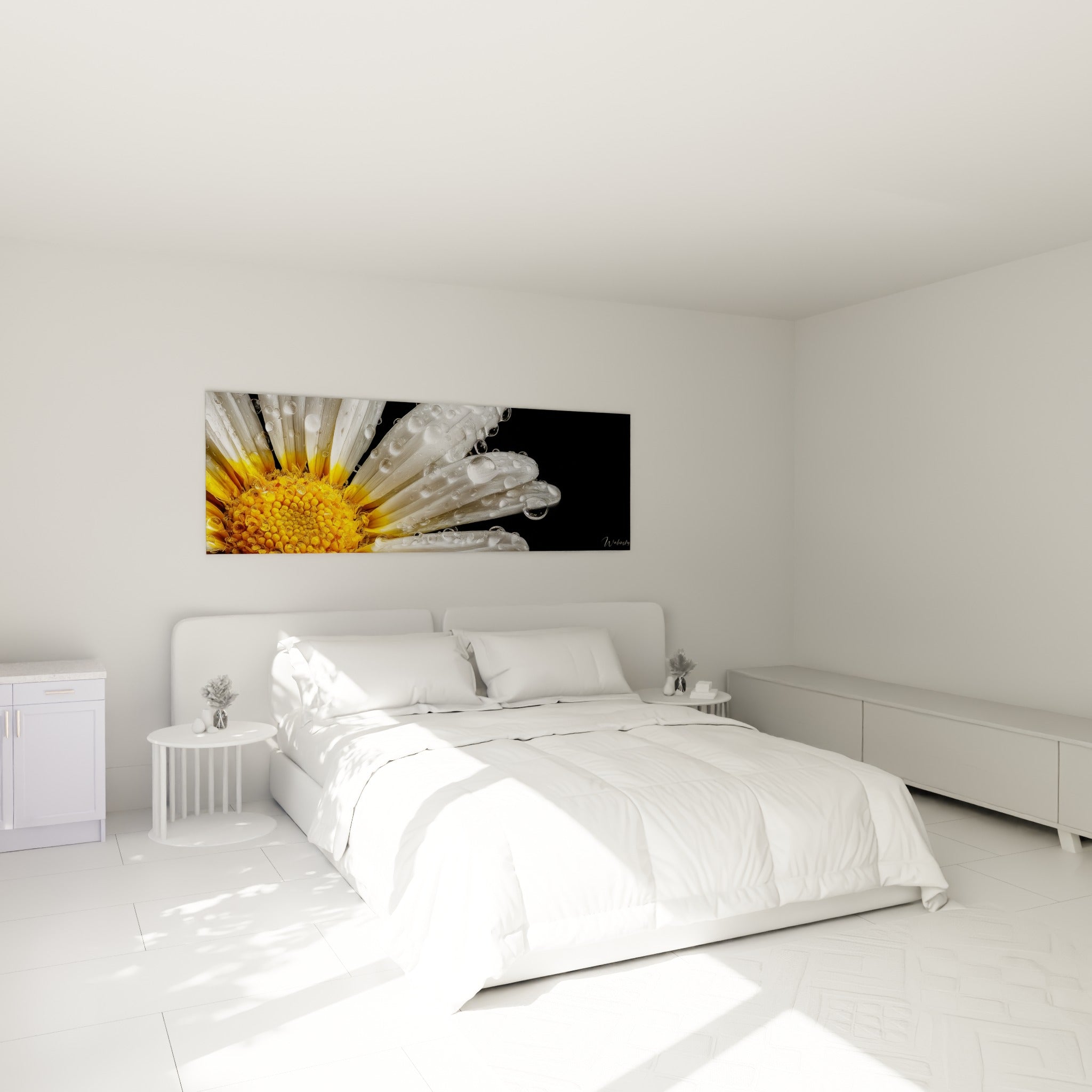 Pétales blancs et cœur doré couverts de gouttes d'eau, au-dessus d'un lit dans une chambre claire