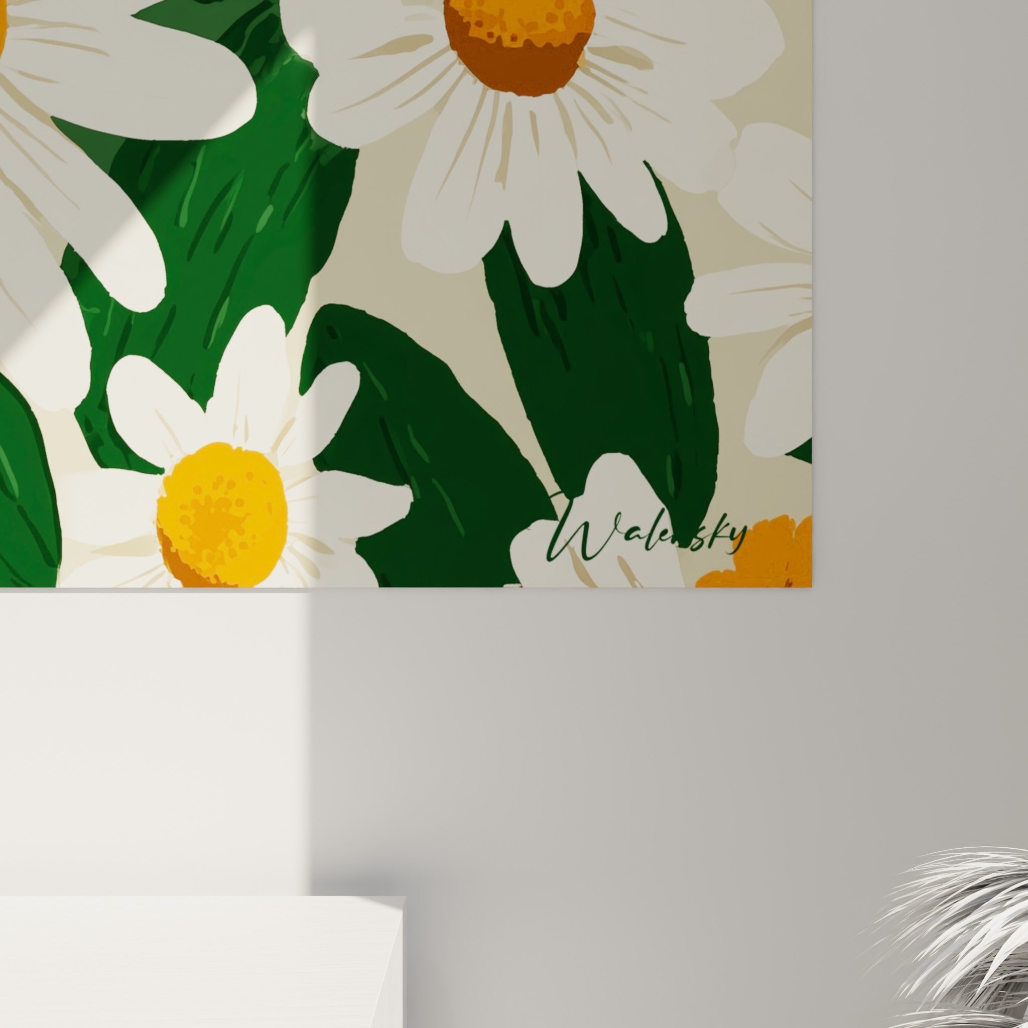 Pétales crème et cœur orangé texturé d'une marguerite, grain visible sur fond vert sombre.
