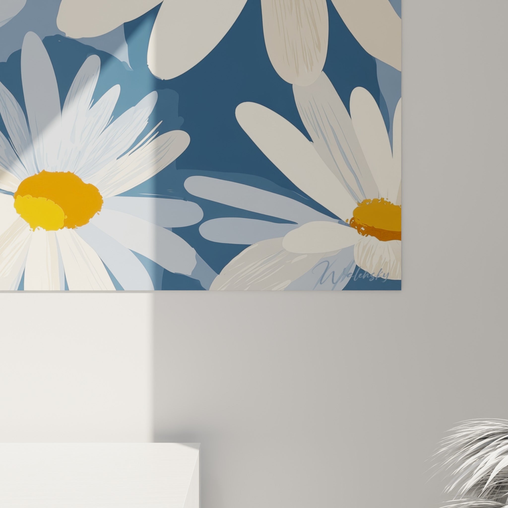 Empâtements et nervures fines sur les pétales blancs et bleu pastel d'une marguerite en gros plan